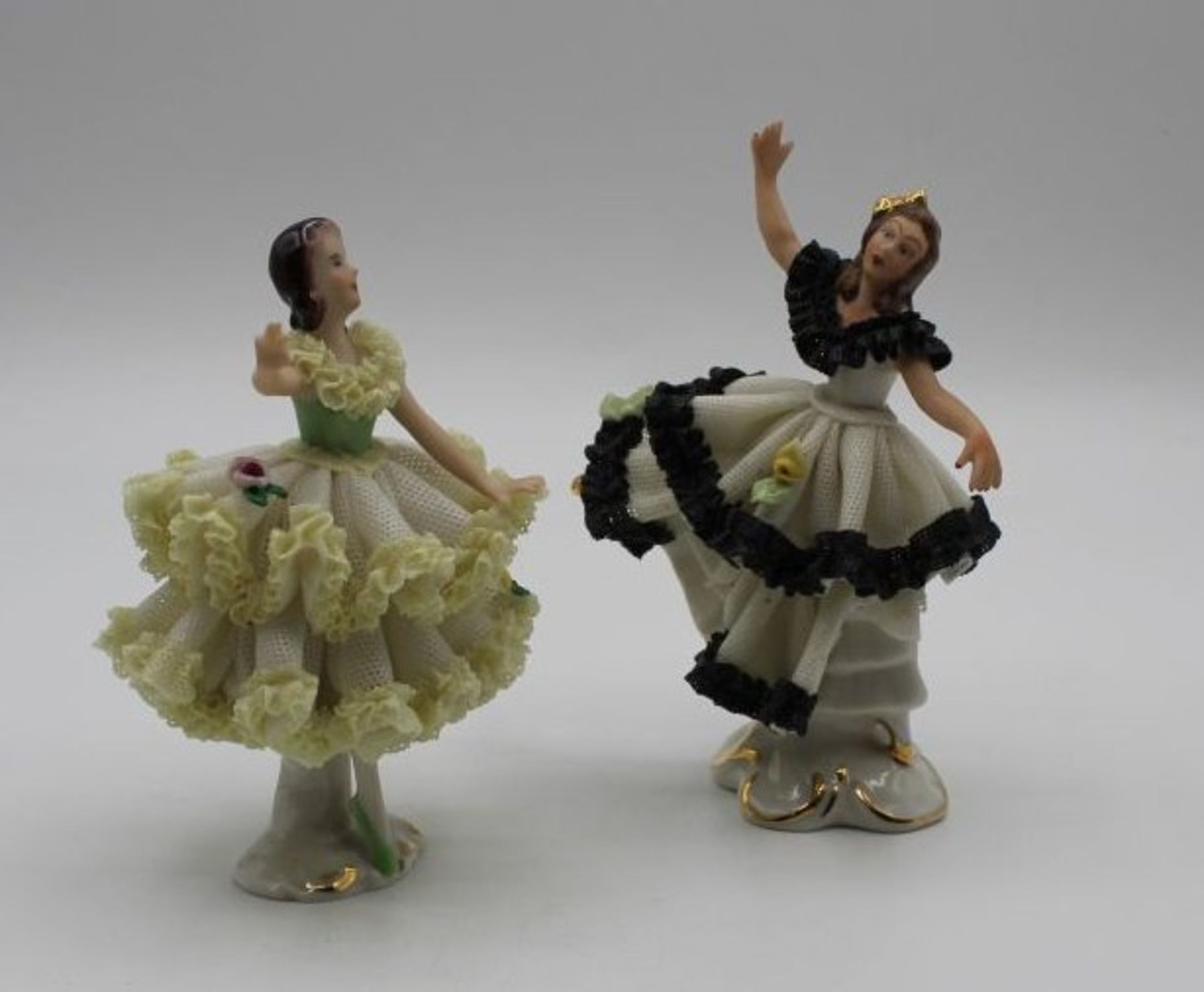 2x kl. Tänzerinnen in Spitzenkleid, je gemarkt, älter, jeweils mit Bestossungen, ca. H-10,5cm<b