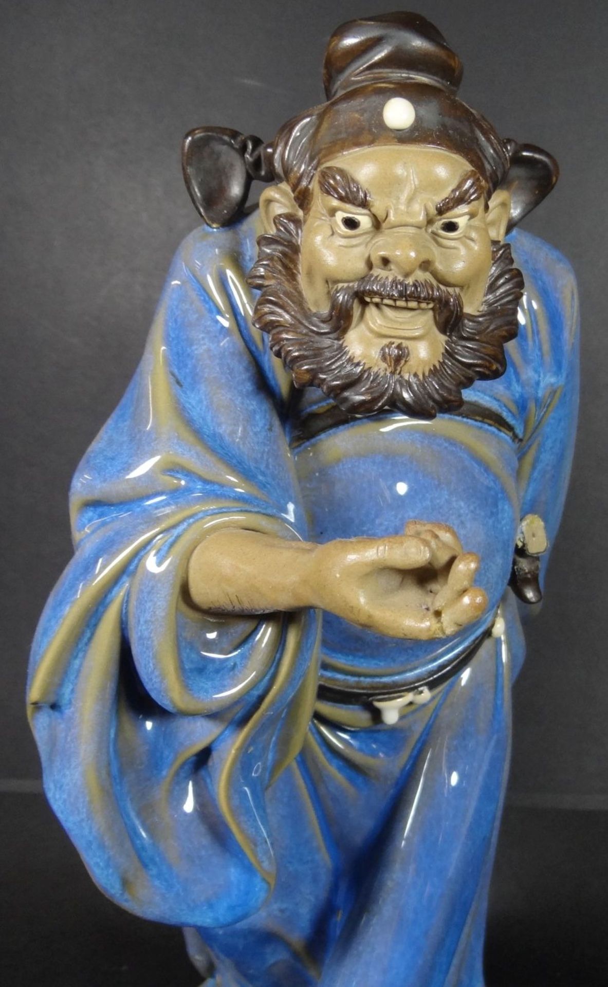 grosse Figur eines Chinesen,, Finger geklebt, Schwertgriff abgebrochen, H-29 cm - Bild 5 aus 8