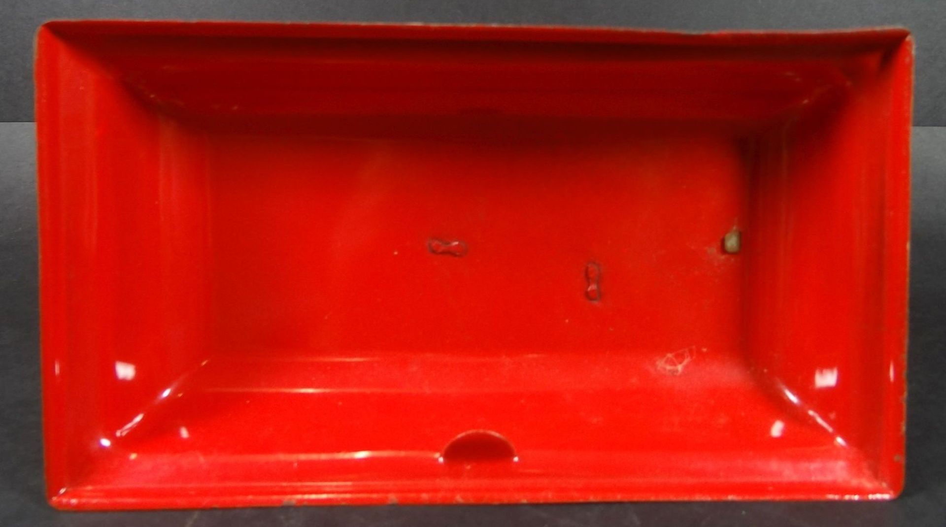 Blech-Puppennähmaschine, rot/weiss, Alters-u. Gebrauchsspuren, H-16 cm, L-19 c< - Bild 4 aus 4