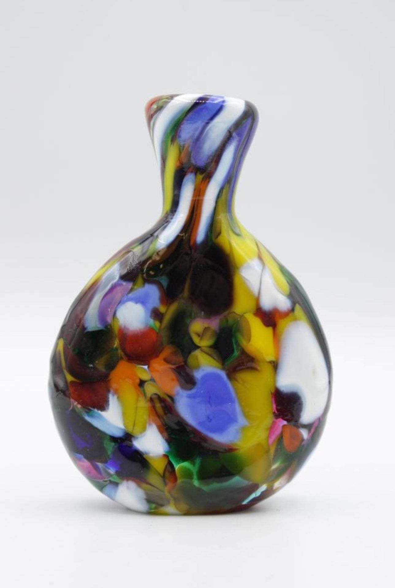 Kunstglas-Flasche, farbige Einschmelzungen, H-11,5cm.