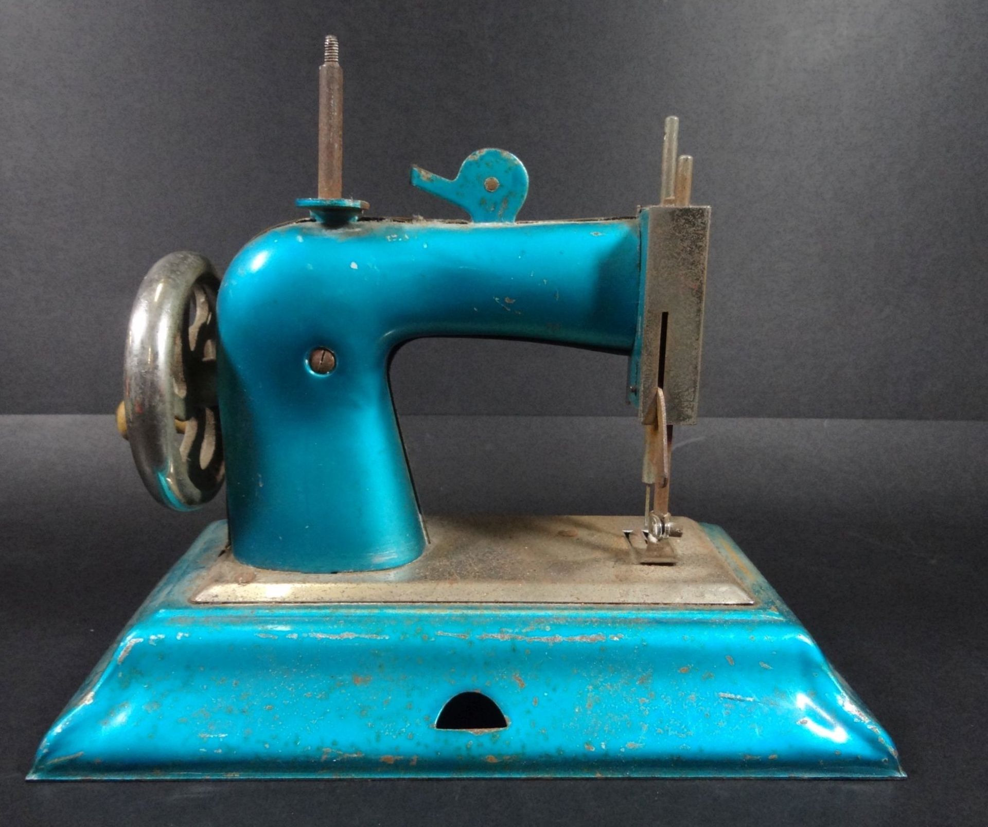Blech-Puppennähmaschine, bespielt, Alters-u. Gebrauchsspuren H-17 cm, L-22 c< - Bild 2 aus 4