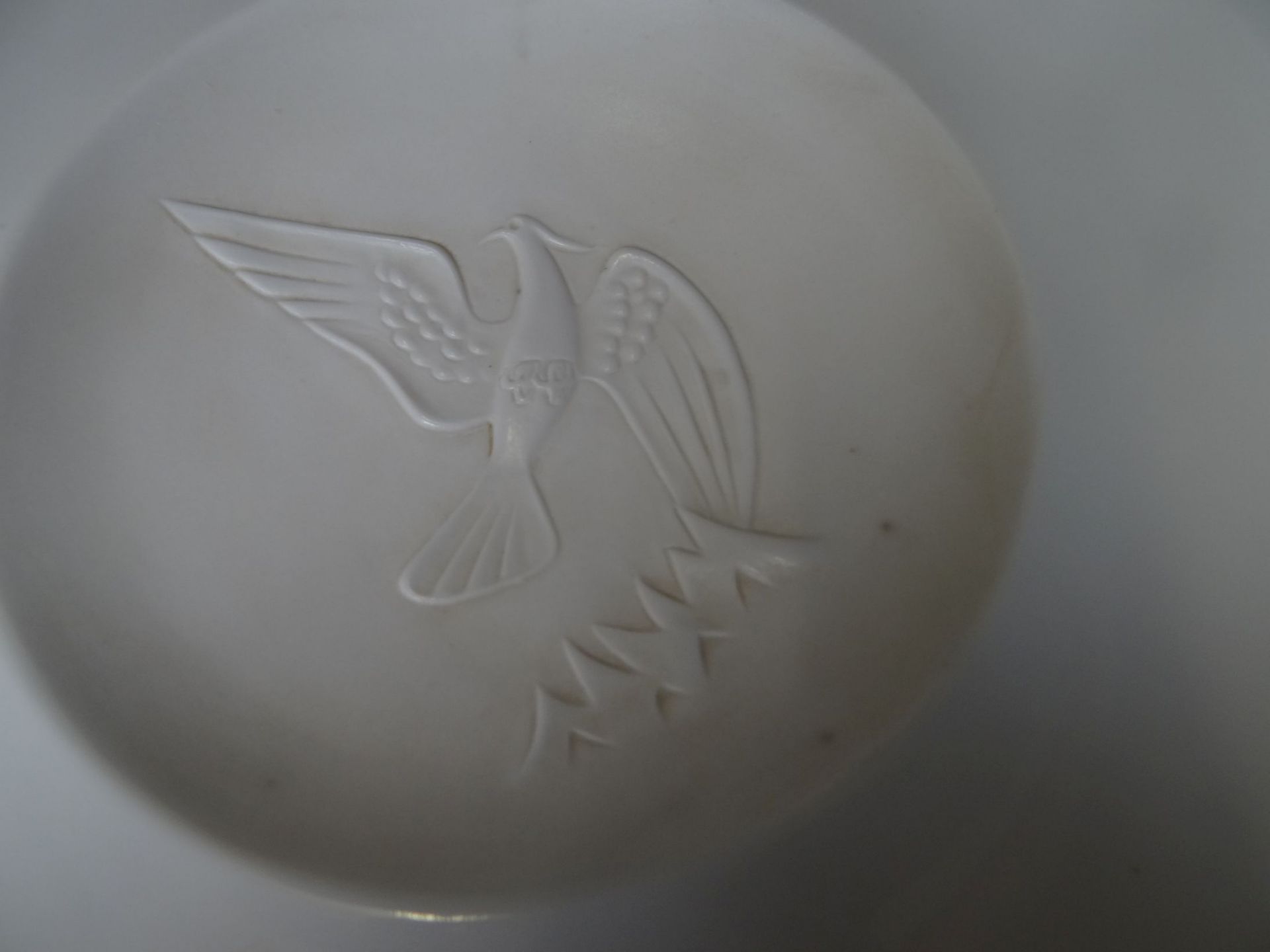 grosse Rosenthal Schale auf Standring,getreppt und mittig Vogelrelief, D-32,5 cm, weiss - Bild 5 aus 8