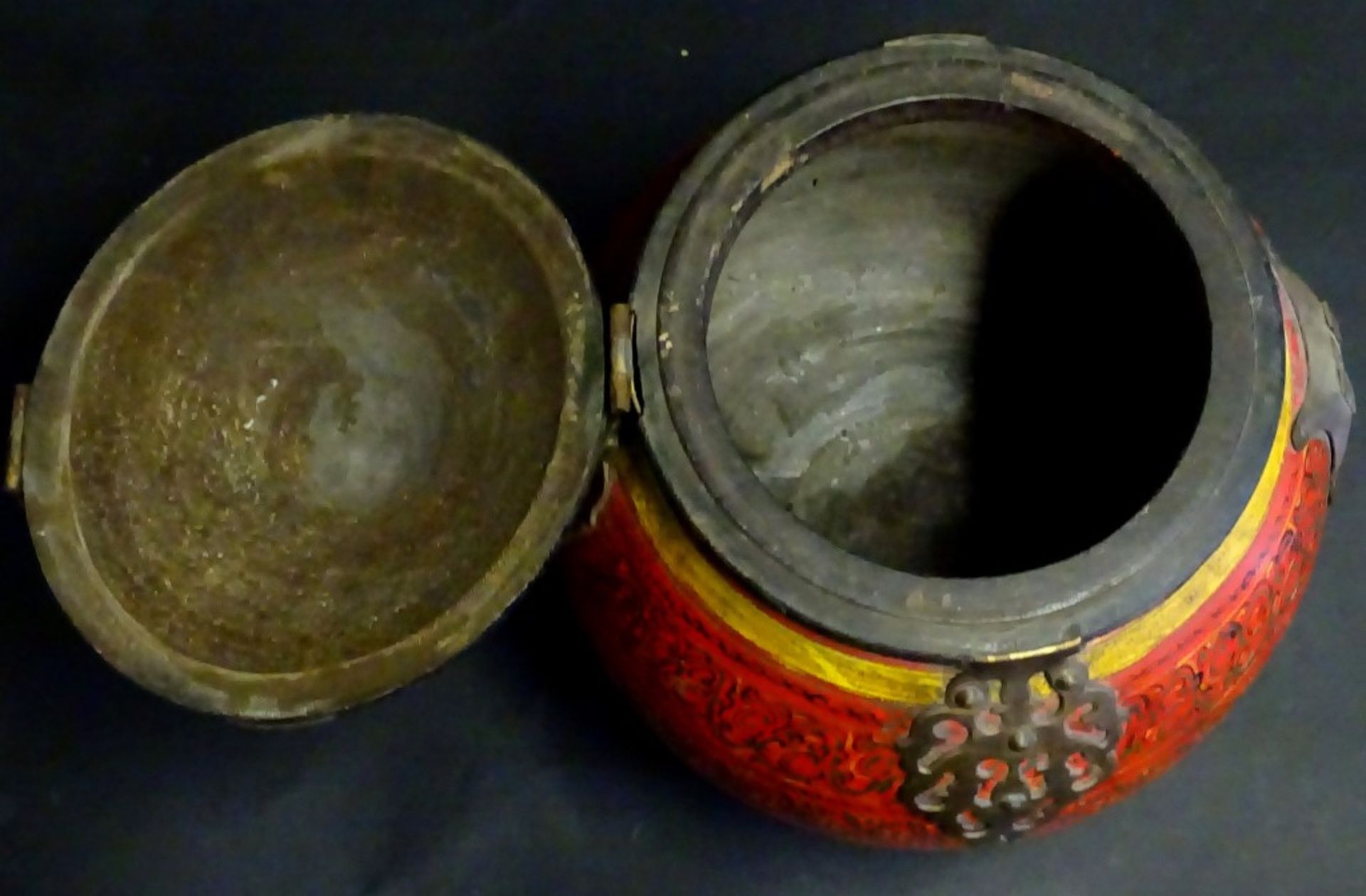 grosses Deckelgefäss mit Bronzebeschlägen, wohl Tibet ?, bemalt und älter, H-35 cm, D-27 - Bild 5 aus 6