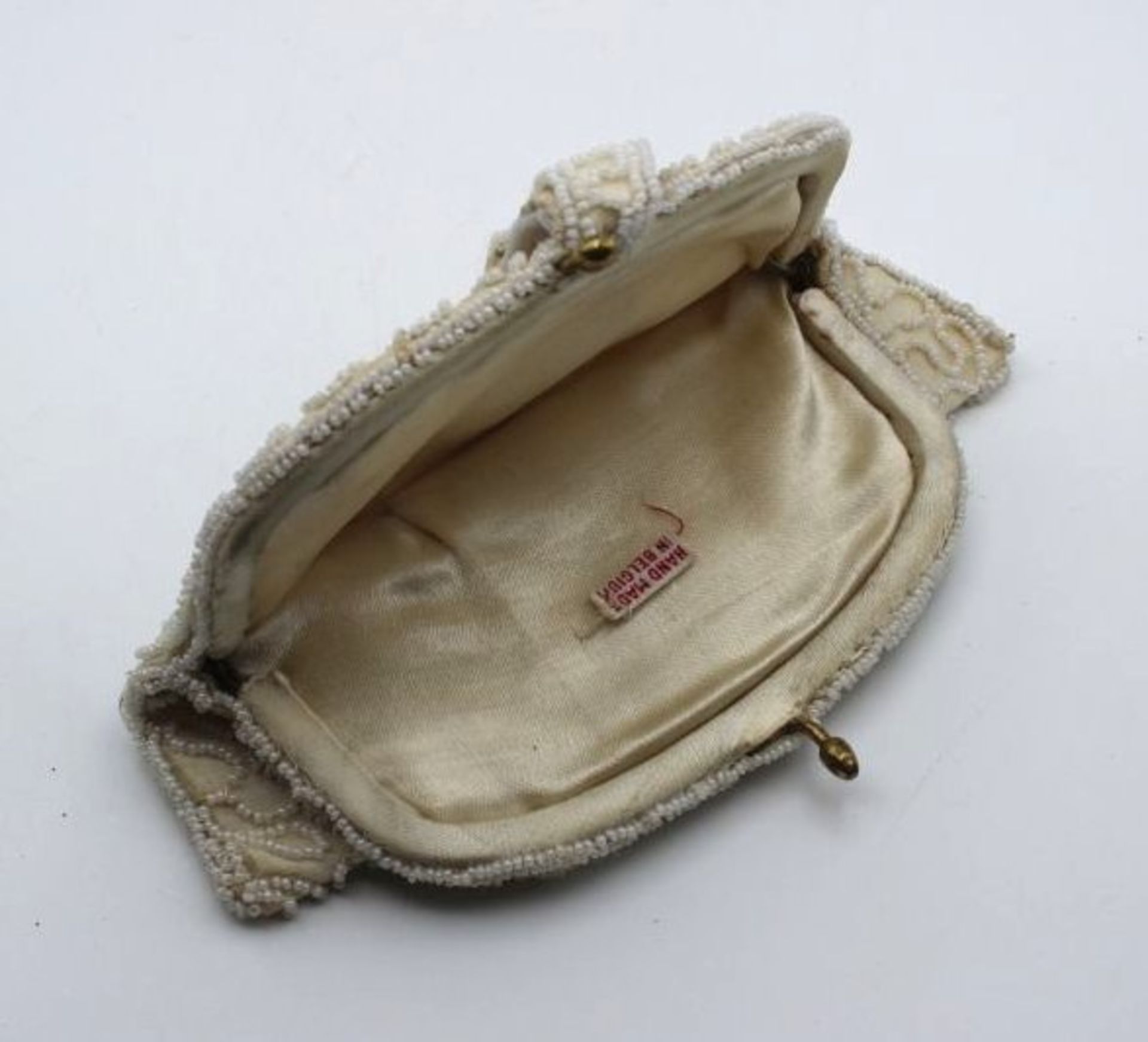kl. Damenhandtasche, Perlstickerei, gemarkt Hand Made in Belgium, 16 x 13cm. - Bild 3 aus 3