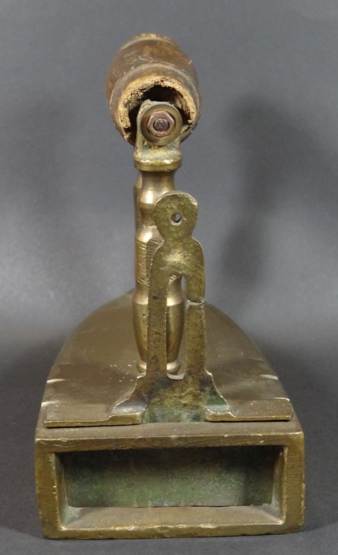 Bronze-Bügeleisen mit Holzgriff und Kern, 19.Jhd., Alters-u. Gebrauchsspuren, H-16 cm, L-17 c - Bild 3 aus 6