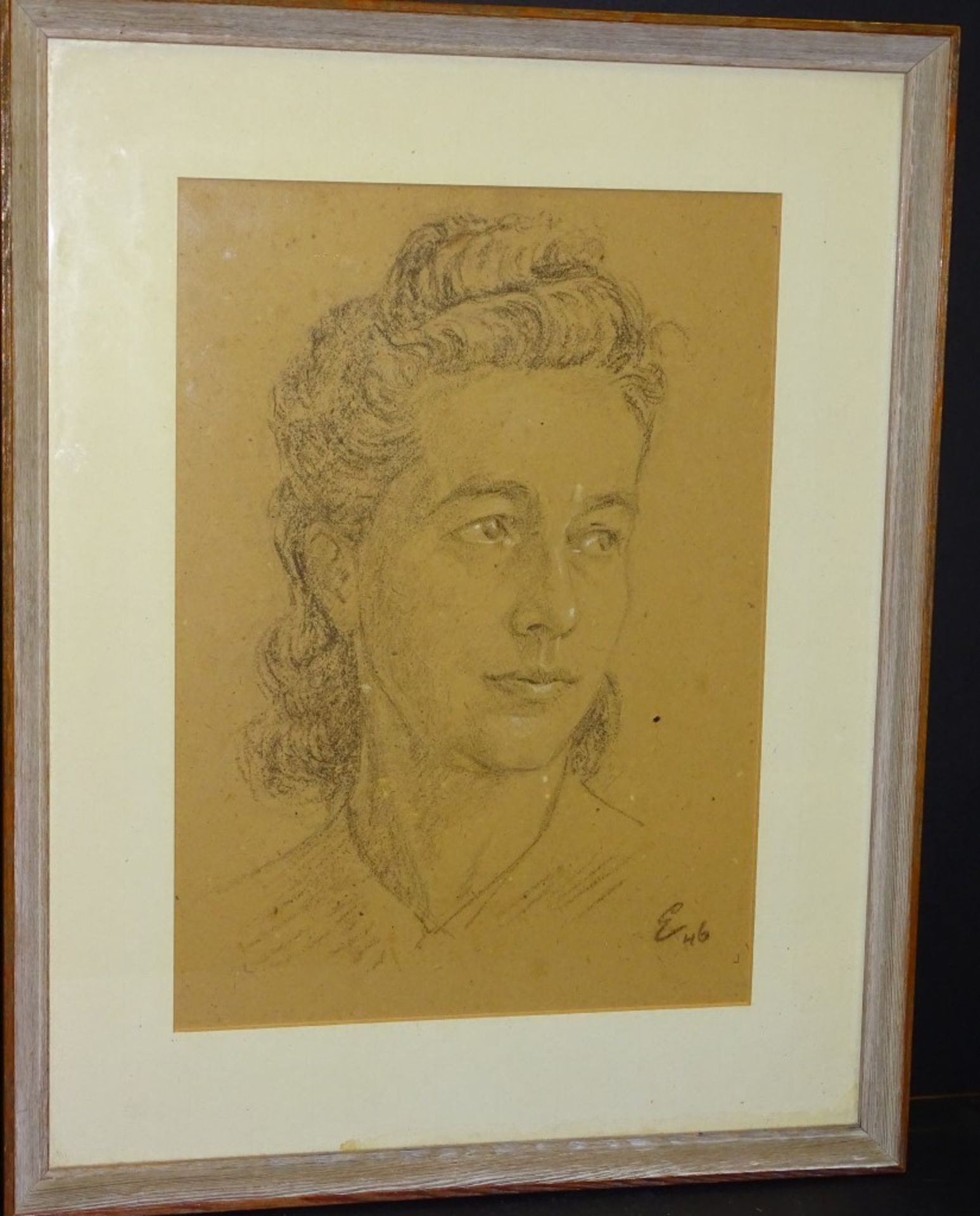 Zeichnung-Frauenportrait,u.r.Monogramm und Datierung (19)46,Gesicht weiss gehöht,ger/Glas,RG 49x39c - Image 3 of 6