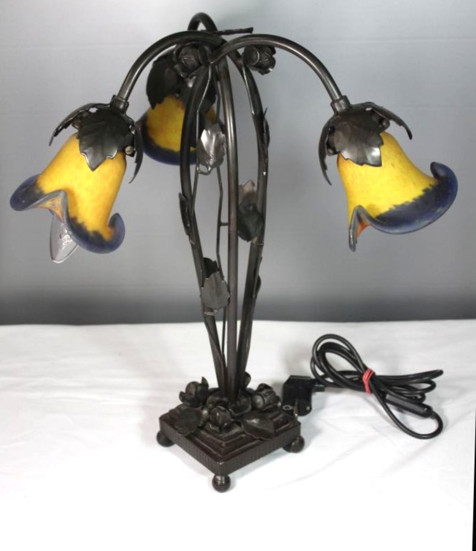 3flammige Tischlampe im Jugendstil, 20. Jhd., Kunstglasschirme, bronzierter Metallstand, H-47cm. - Bild 4 aus 5