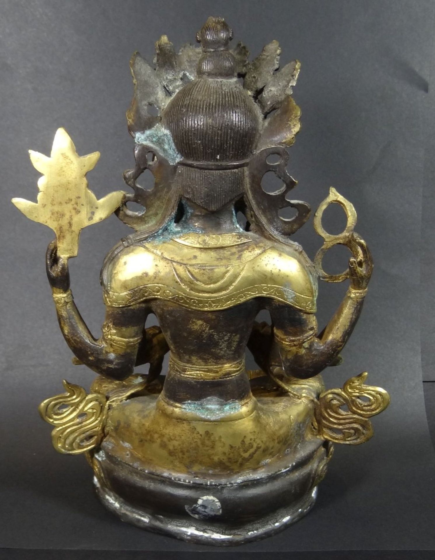 Thronende Hindu-Gottheit, Bronze vergoldet, patiniert, mit Grünspan, Alters-u. Gebrauchsspuren, wohl - Bild 4 aus 8