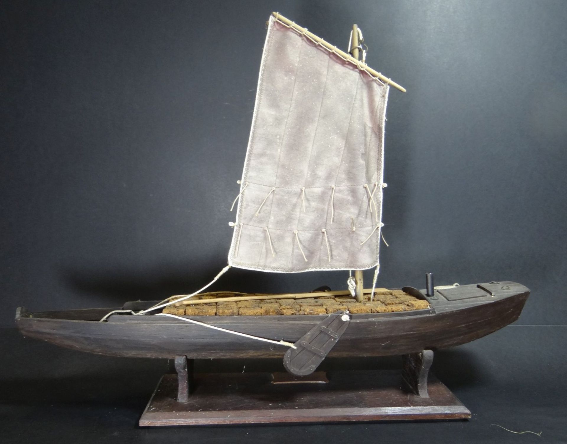 Modell eines Worpsweder Torfbootes auf Ständer rest.bedürftig, H-35 cm, L-48 - Bild 2 aus 5