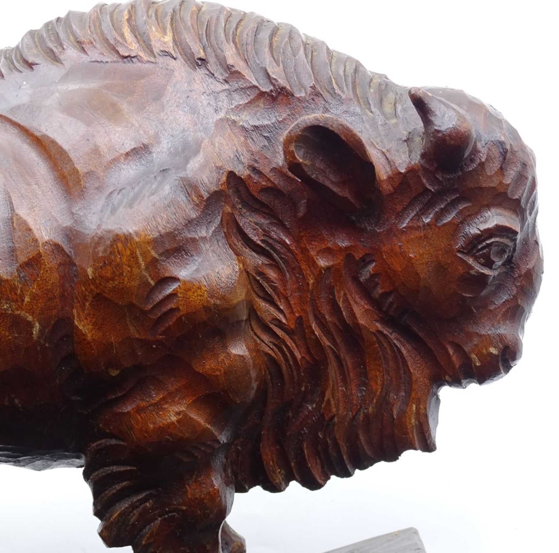 Holzschnitzerei,stehender Büffel auf Sockel,H-22,0cm,L-27c - Bild 4 aus 4
