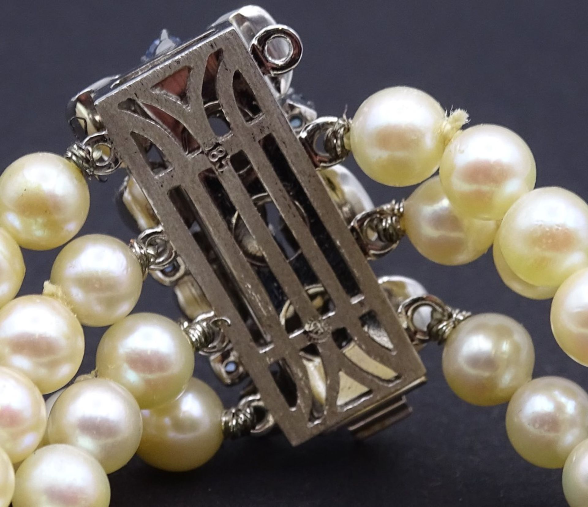 4-Reihiges Perlen Armband mit einer 585er WG Schließe, diese mit 18 Saphiren besetzt,ca.L- 18,5cm, - Image 5 of 6
