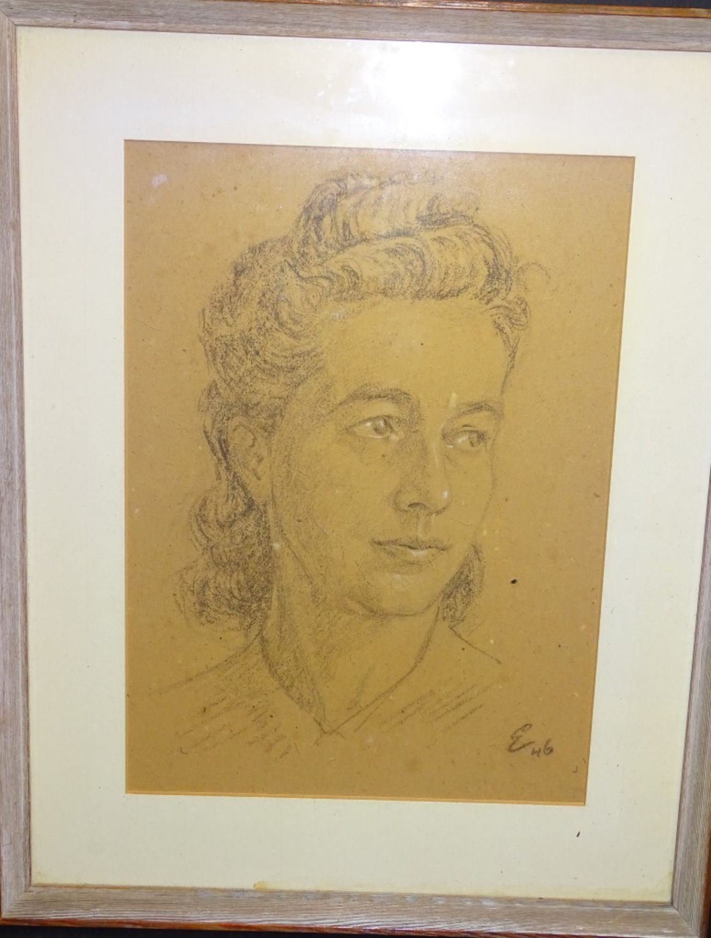 Zeichnung-Frauenportrait,u.r.Monogramm und Datierung (19)46,Gesicht weiss gehöht,ger/Glas,RG 49x39c