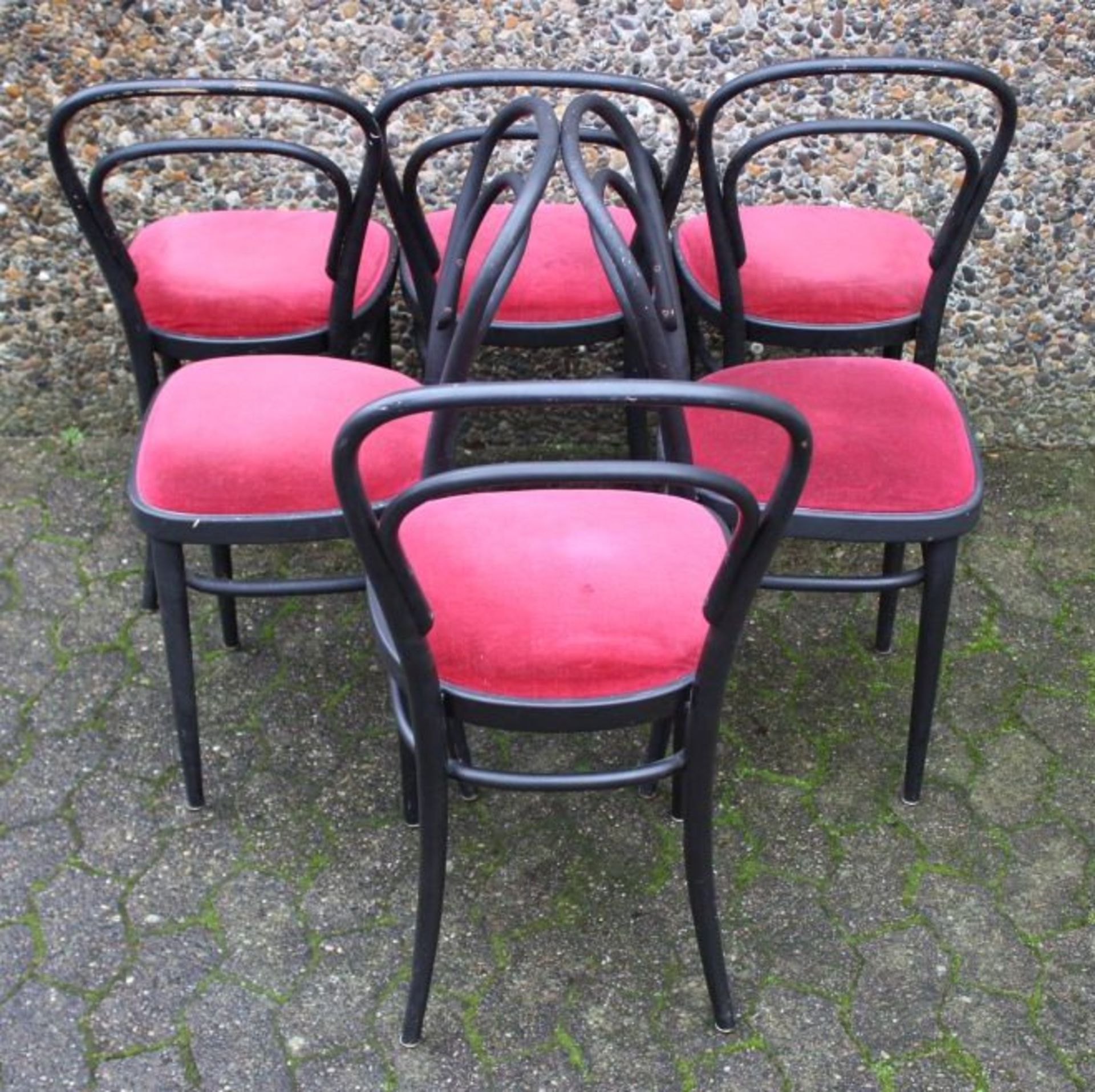 6x Thonet-Stühle, rot gepolstert, guter Zustand, je H-85cm B-43cm T-50cm Sh-45cm. - Bild 4 aus 6