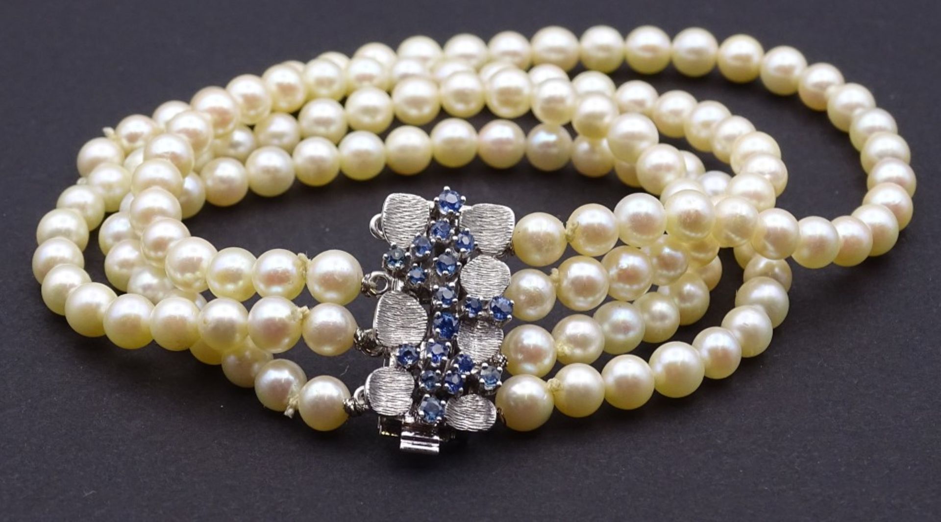 4-Reihiges Perlen Armband mit einer 585er WG Schließe, diese mit 18 Saphiren besetzt,ca.L- 18,5cm,