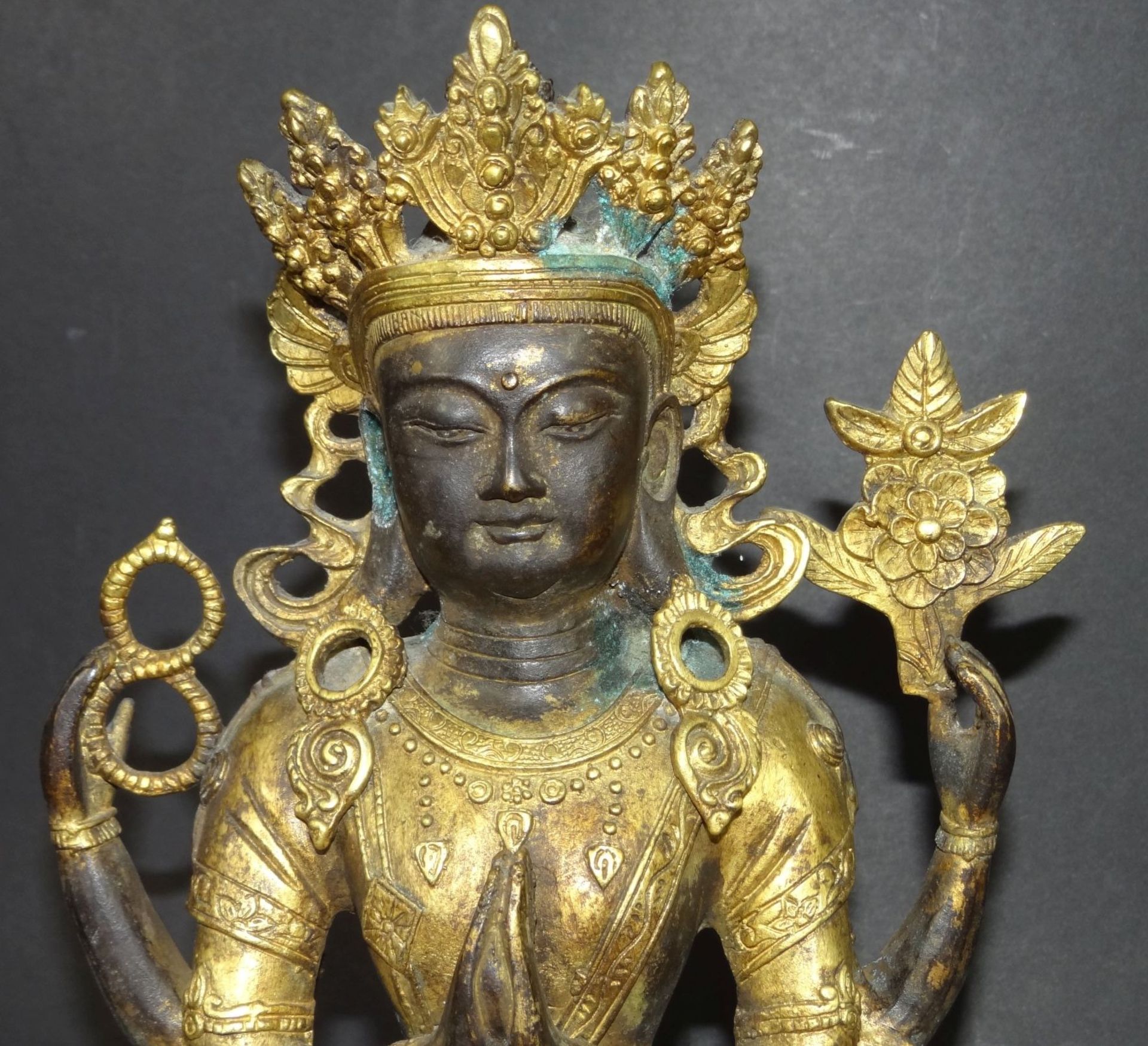 Thronende Hindu-Gottheit, Bronze vergoldet, patiniert, mit Grünspan, Alters-u. Gebrauchsspuren, wohl - Bild 8 aus 8
