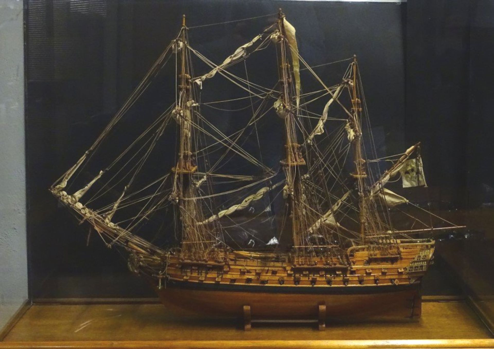 grosses Segelschiffmodell "Le superbe" in Glaskasten, feine Handarbeit, Kasten H-70,5 cm, 95x35,5 - Bild 2 aus 10