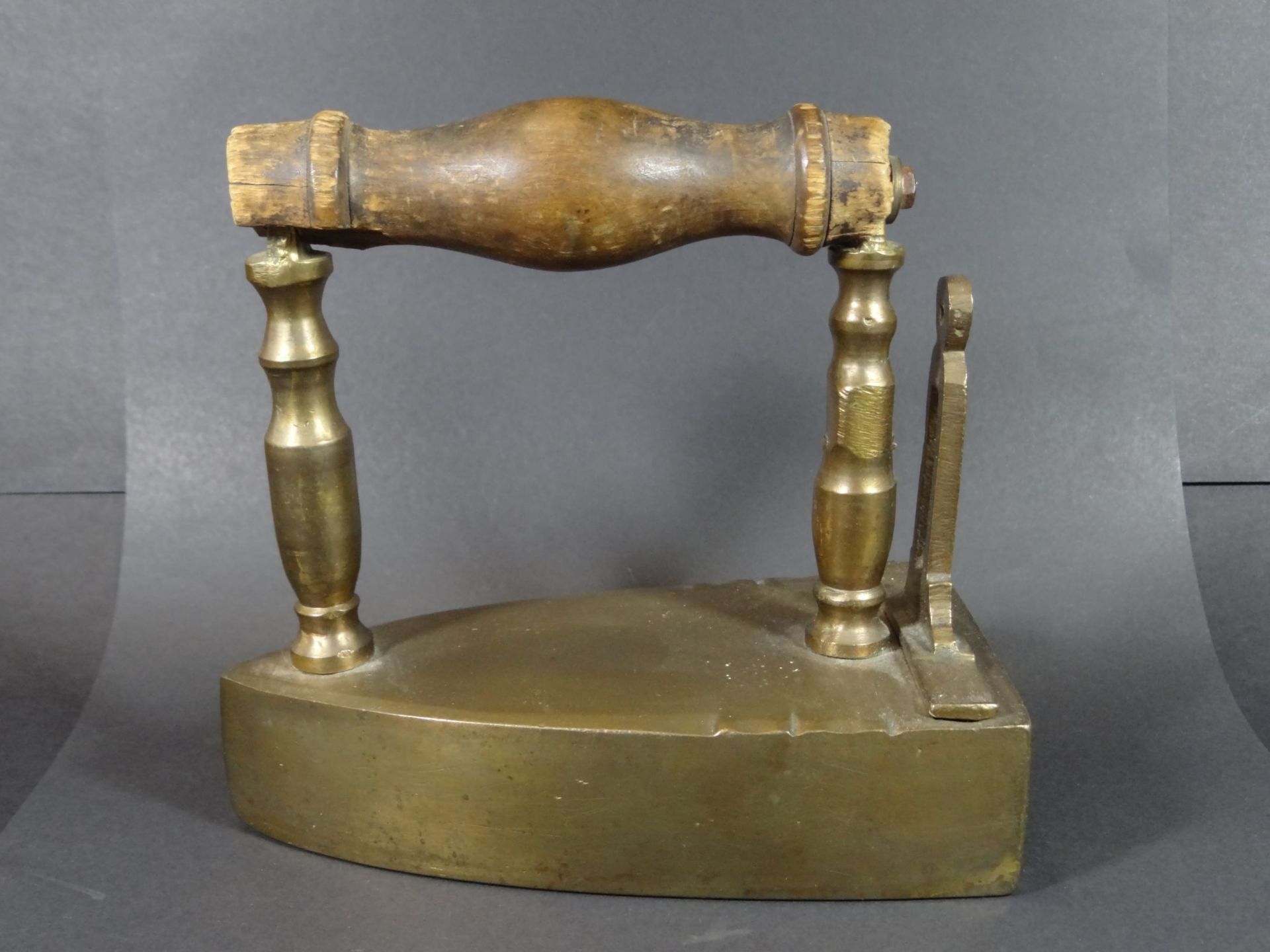 Bronze-Bügeleisen mit Holzgriff und Kern, 19.Jhd., Alters-u. Gebrauchsspuren, H-16 cm, L-17 c - Bild 2 aus 6