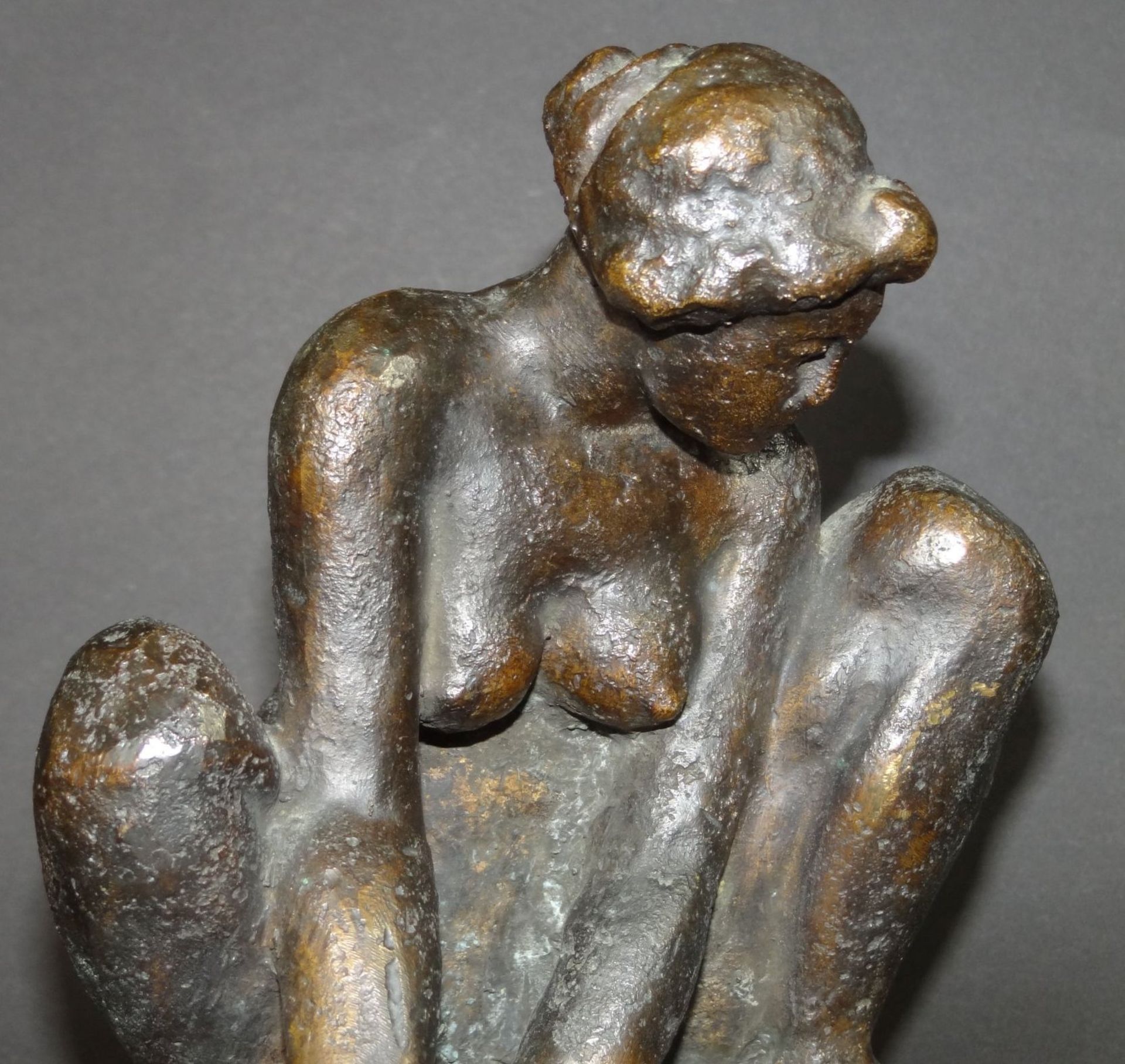 Aristide MAILLOL (1861-1944) La femme au crabe, ca. 1930, stark patinierte Vollbronze, H-16,5 cm, - Bild 5 aus 6