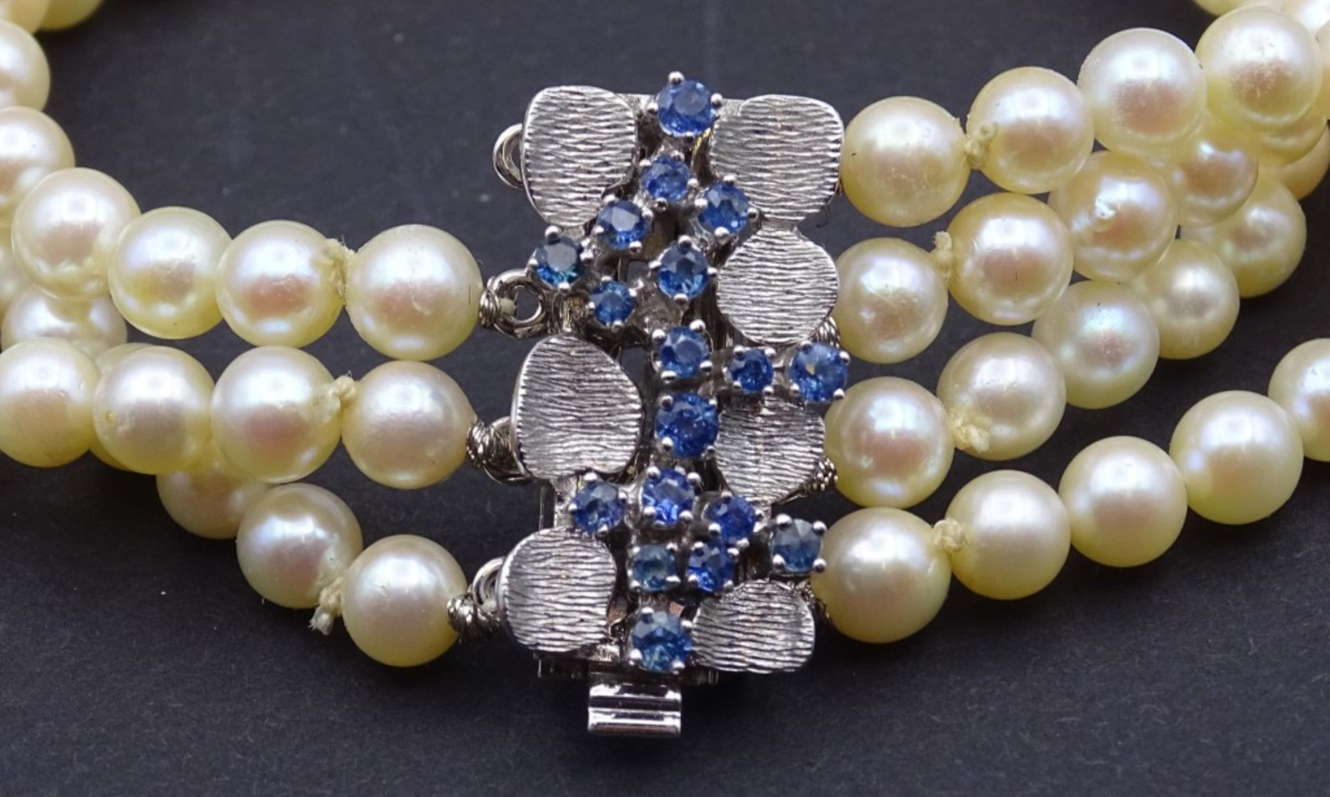 4-Reihiges Perlen Armband mit einer 585er WG Schließe, diese mit 18 Saphiren besetzt,ca.L- 18,5cm, - Image 2 of 6