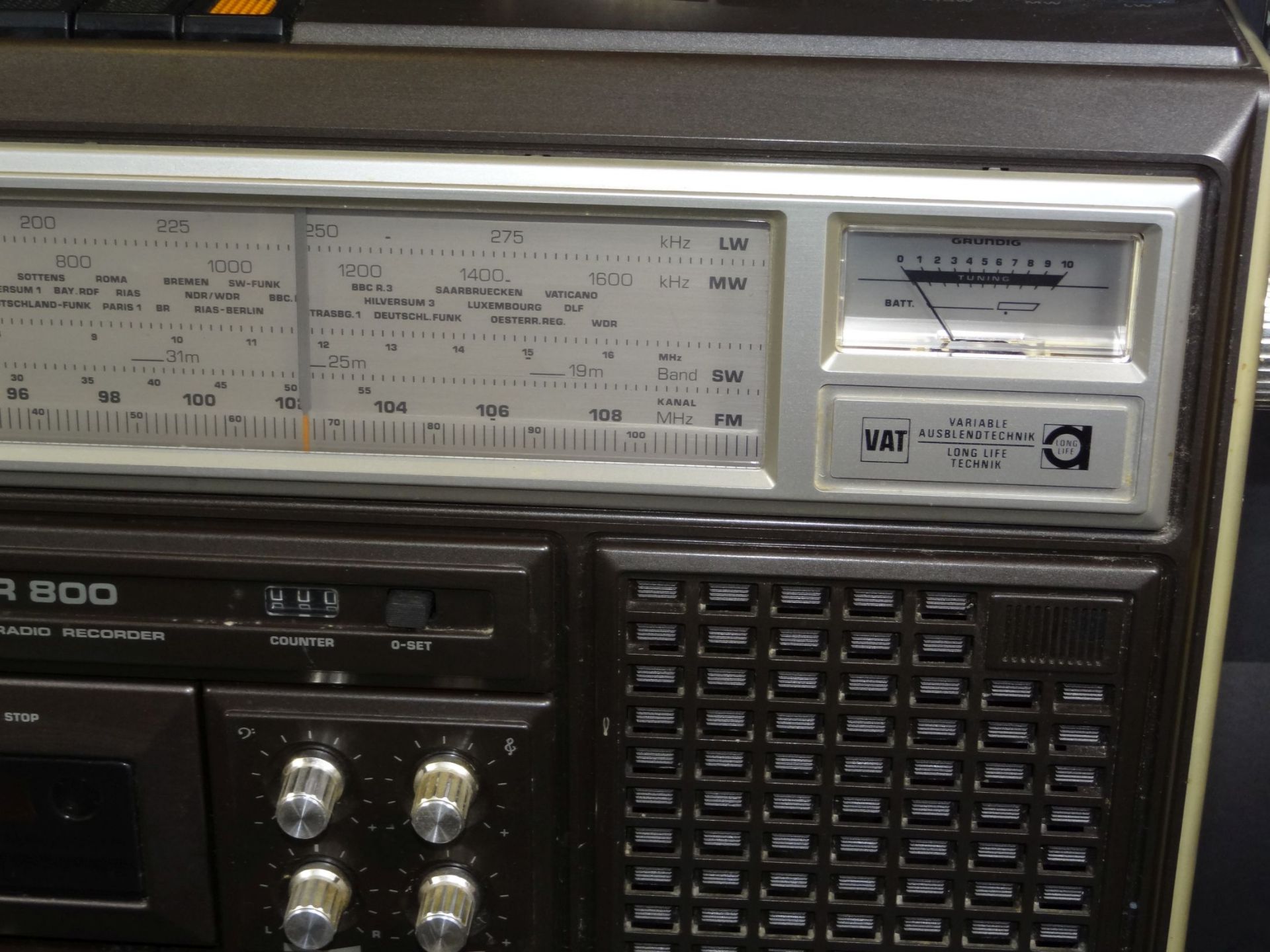 grosser Kassettenrekorder "Grundig RR 800", optisch gut erhalten, Funktion nicht geprüft,H-30 cm, - Bild 4 aus 6