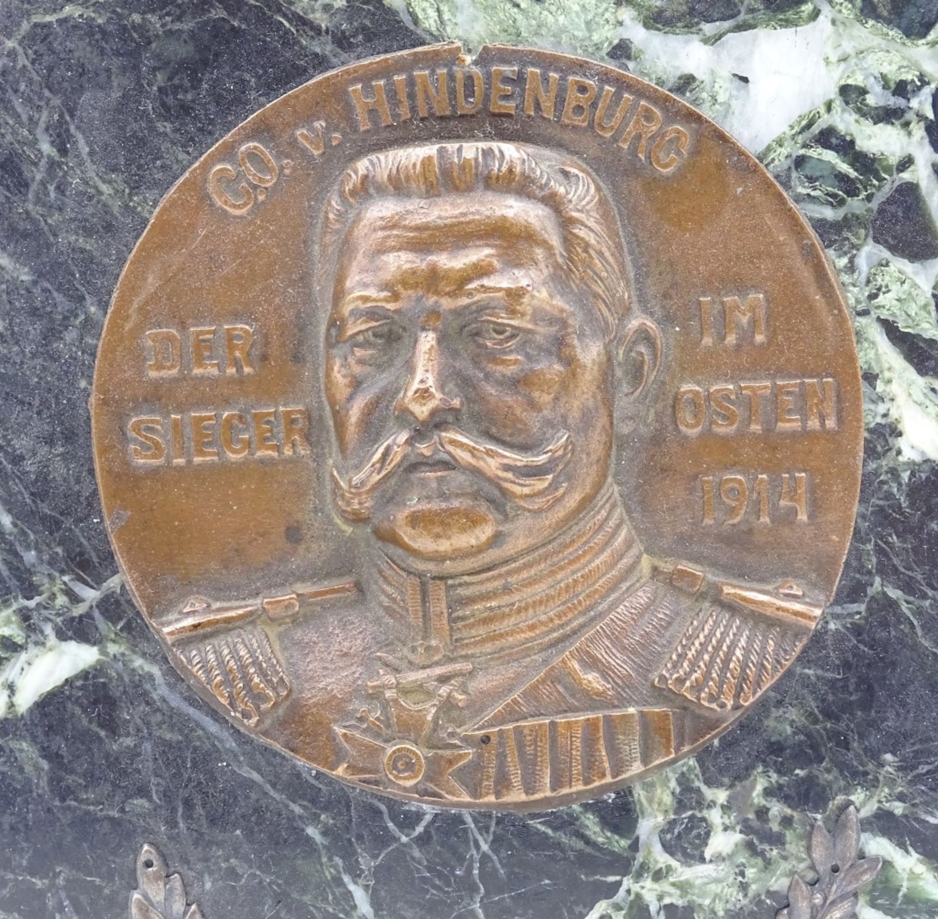 Runde Hindenburg Plakette "Der Sieger im Osten 1914" auf Marmorplatte,15,5x11cm - Bild 2 aus 3