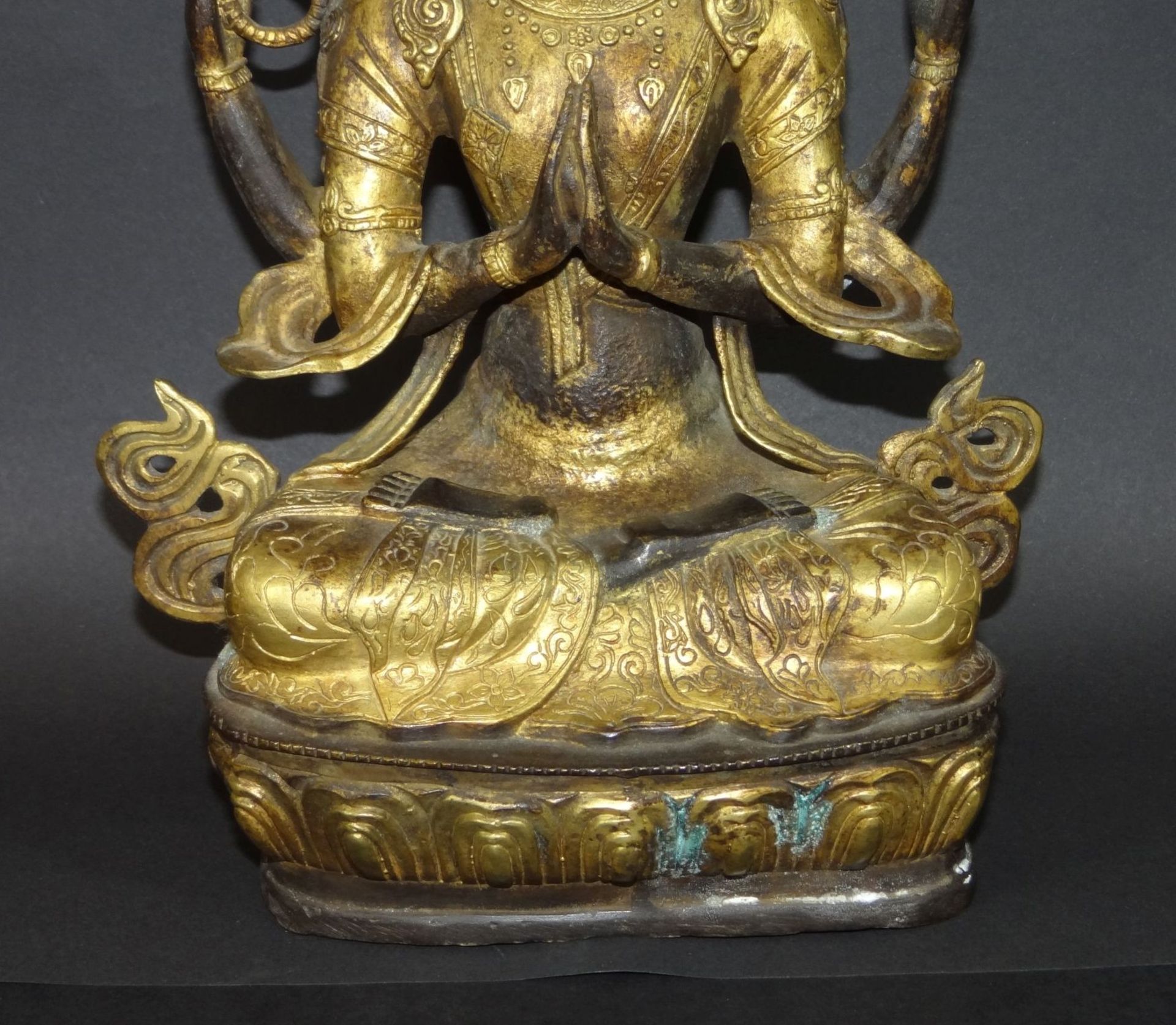 Thronende Hindu-Gottheit, Bronze vergoldet, patiniert, mit Grünspan, Alters-u. Gebrauchsspuren, wohl - Bild 3 aus 8