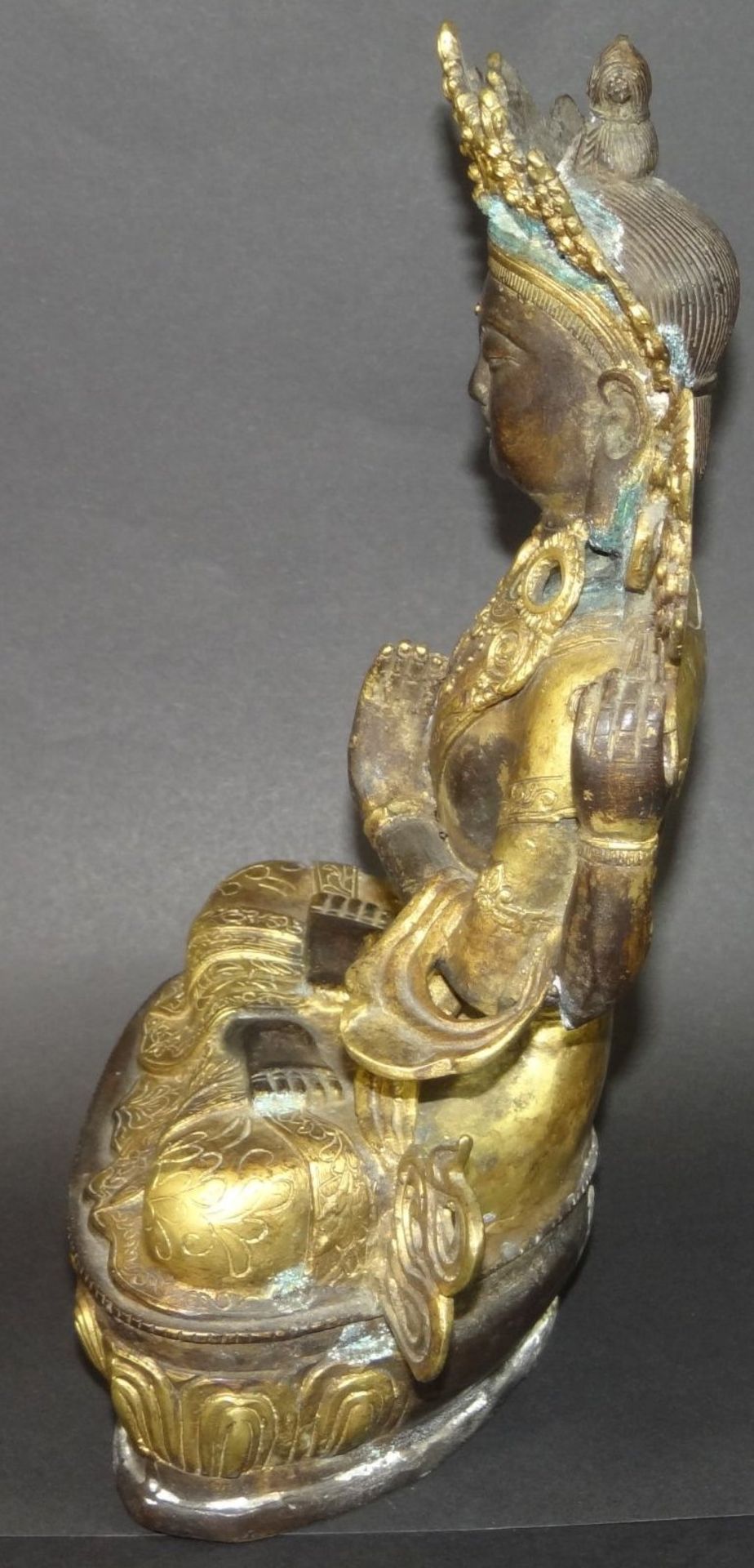 Thronende Hindu-Gottheit, Bronze vergoldet, patiniert, mit Grünspan, Alters-u. Gebrauchsspuren, wohl - Bild 6 aus 8