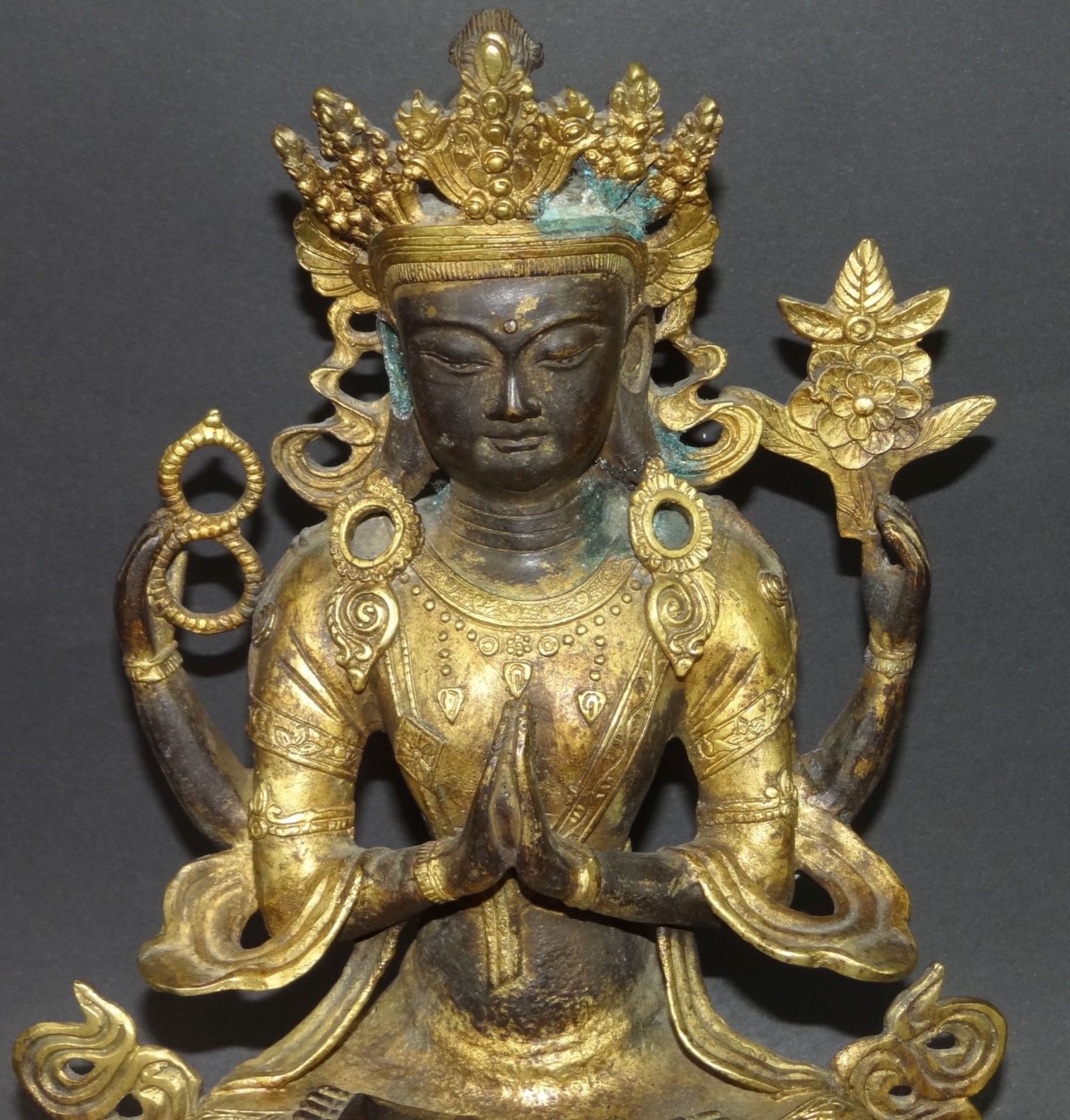 Thronende Hindu-Gottheit, Bronze vergoldet, patiniert, mit Grünspan, Alters-u. Gebrauchsspuren, wohl - Bild 2 aus 8