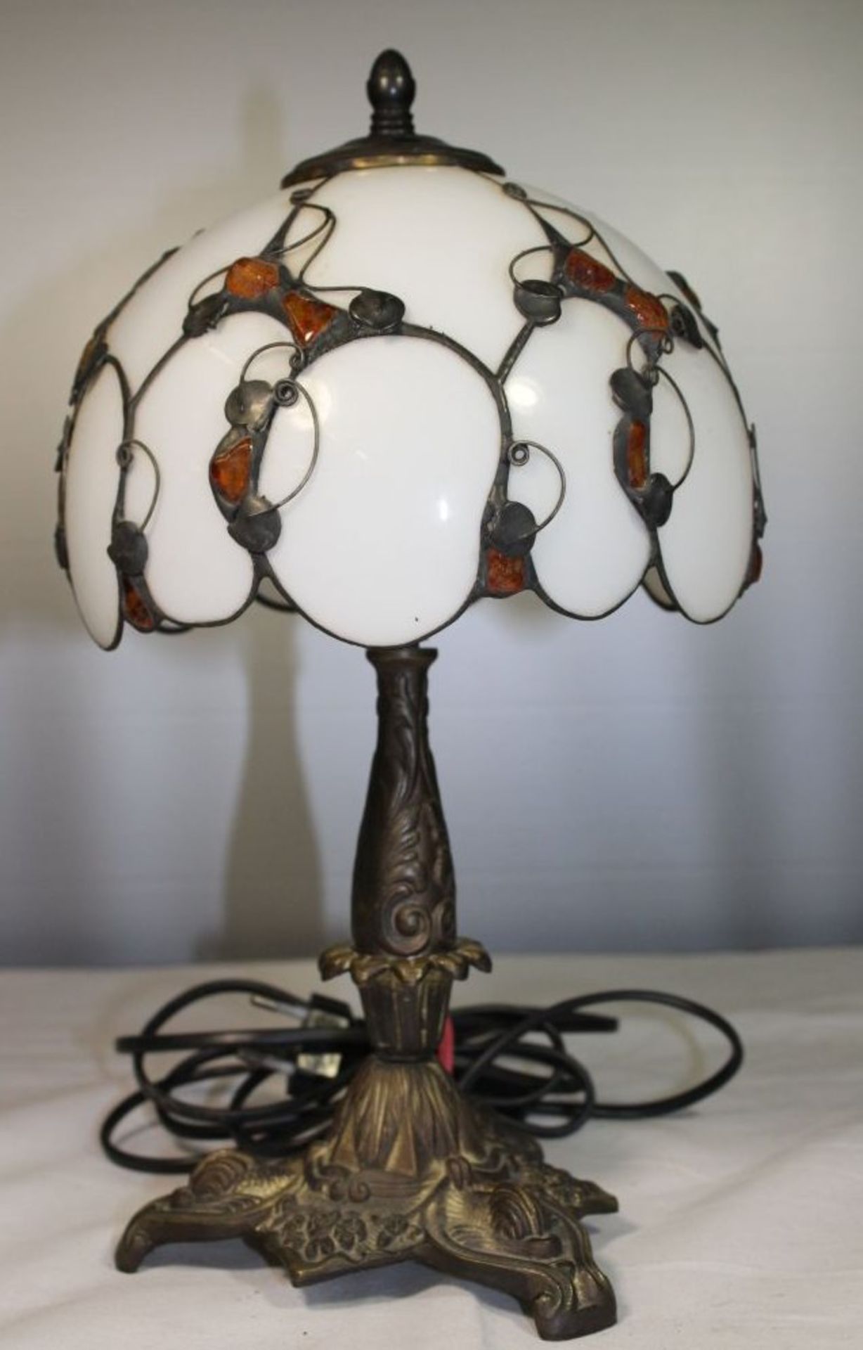 Tischlampe, Milchglasschirm mit Metallmonturen, wohl 20er Jahre, H-35cm.