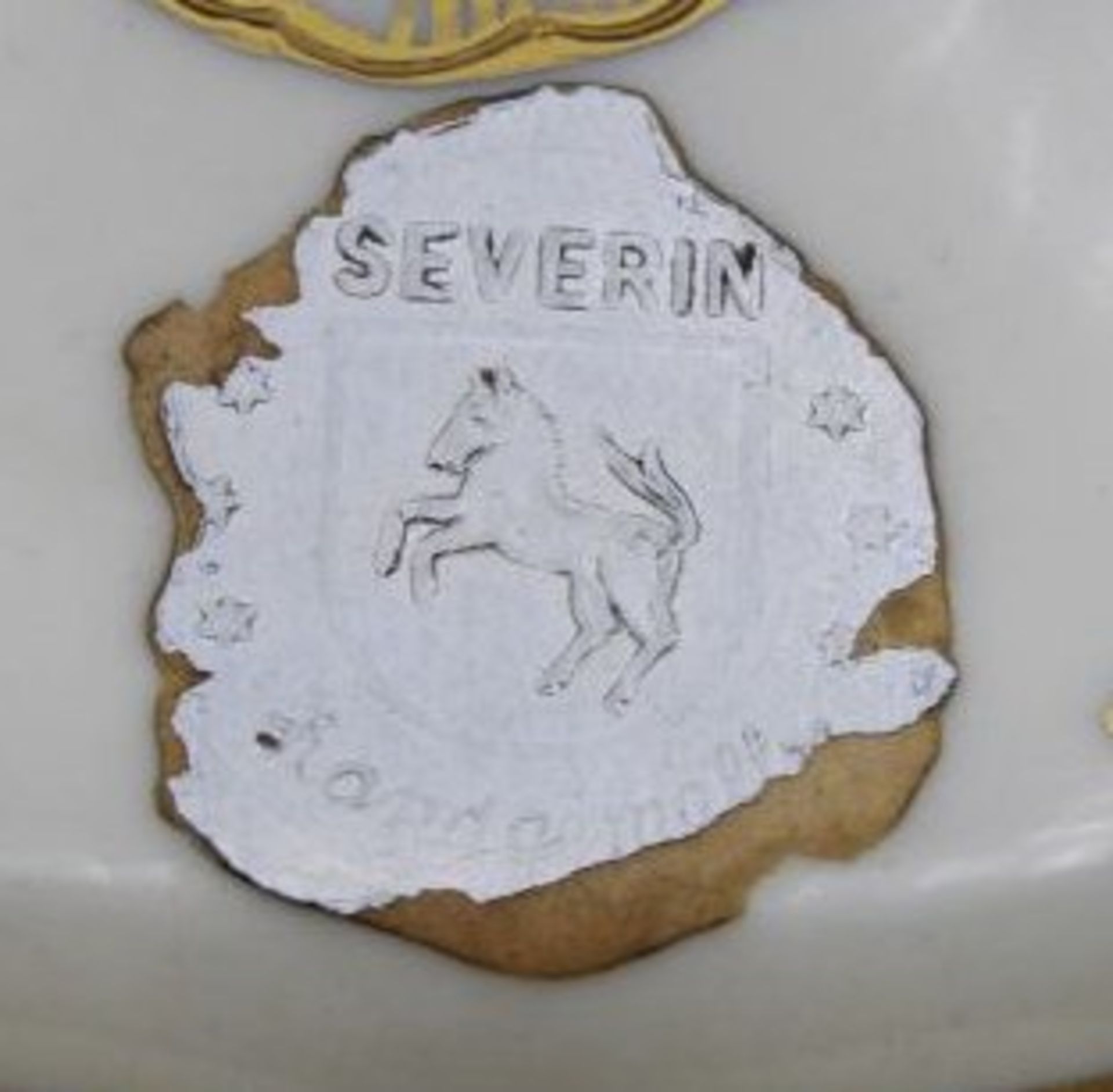 gr. Bonboniere, Serverin, Emaillemalerei in gold, auf 4 Füssen, H-17cm D-17cm, Goldbemalung leicht - Bild 3 aus 5