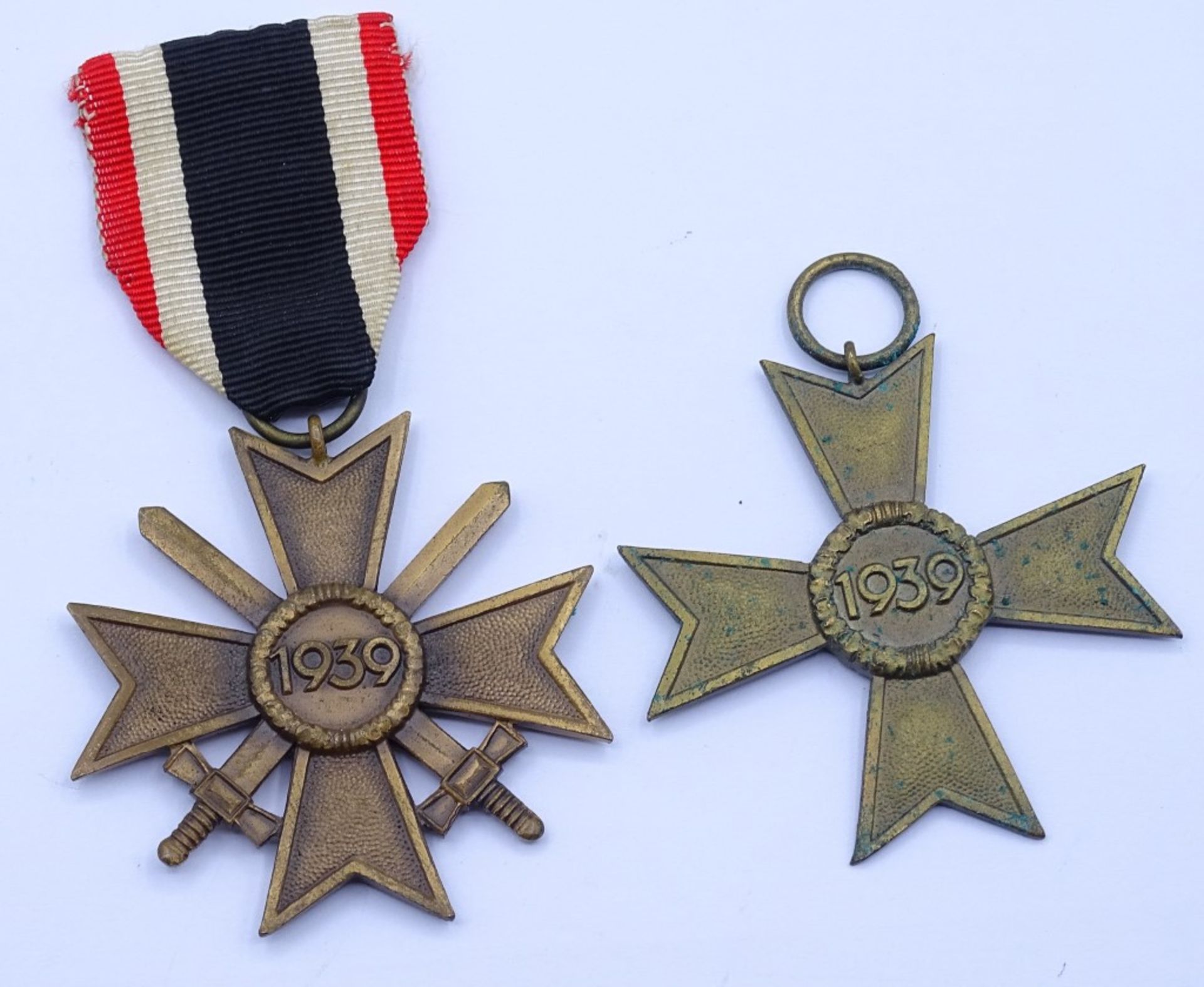 Zwei Kriegsverdienstkreuze (KVK),mit und ohne Schwerter,1x an Band - Bild 2 aus 2
