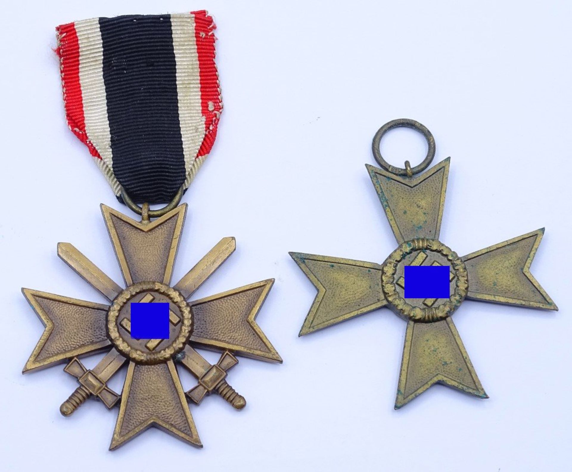 Zwei Kriegsverdienstkreuze (KVK),mit und ohne Schwerter,1x an Band