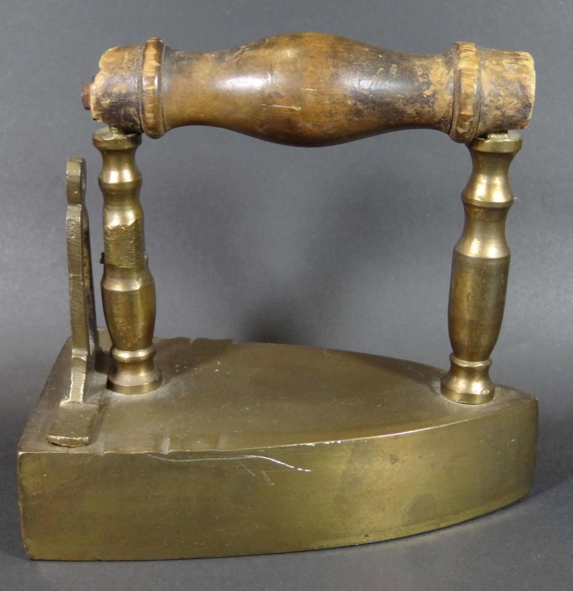 Bronze-Bügeleisen mit Holzgriff und Kern, 19.Jhd., Alters-u. Gebrauchsspuren, H-16 cm, L-17 c