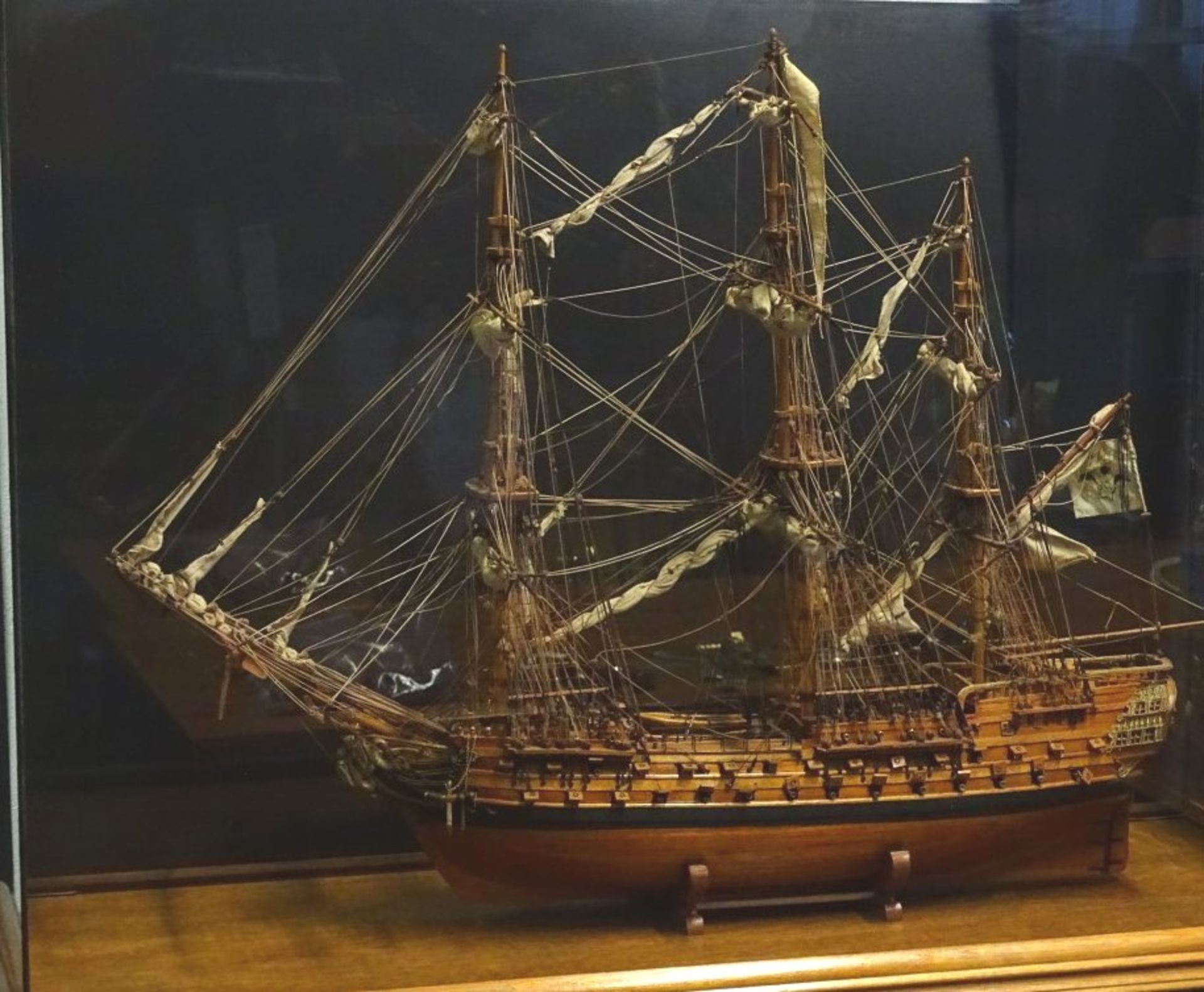 grosses Segelschiffmodell "Le superbe" in Glaskasten, feine Handarbeit, Kasten H-70,5 cm, 95x35,5 - Bild 3 aus 10