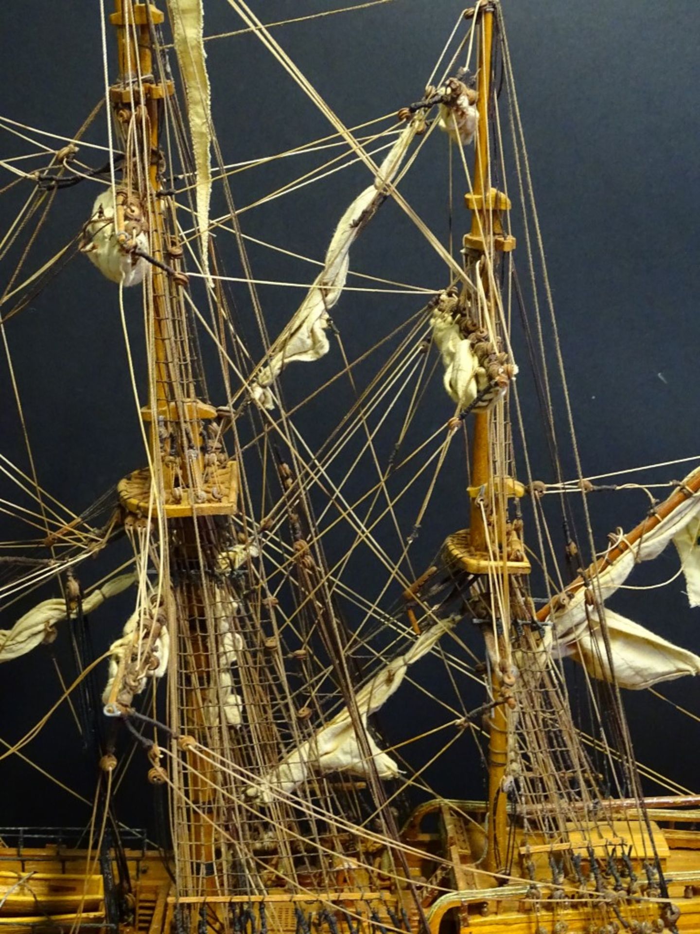 grosses Segelschiffmodell "Le superbe" in Glaskasten, feine Handarbeit, Kasten H-70,5 cm, 95x35,5 - Bild 7 aus 10