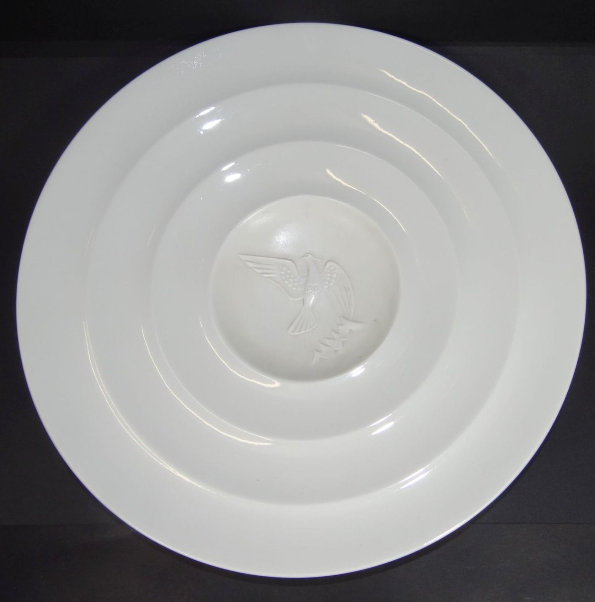 grosse Rosenthal Schale auf Standring,getreppt und mittig Vogelrelief, D-32,5 cm, weiss - Bild 4 aus 8