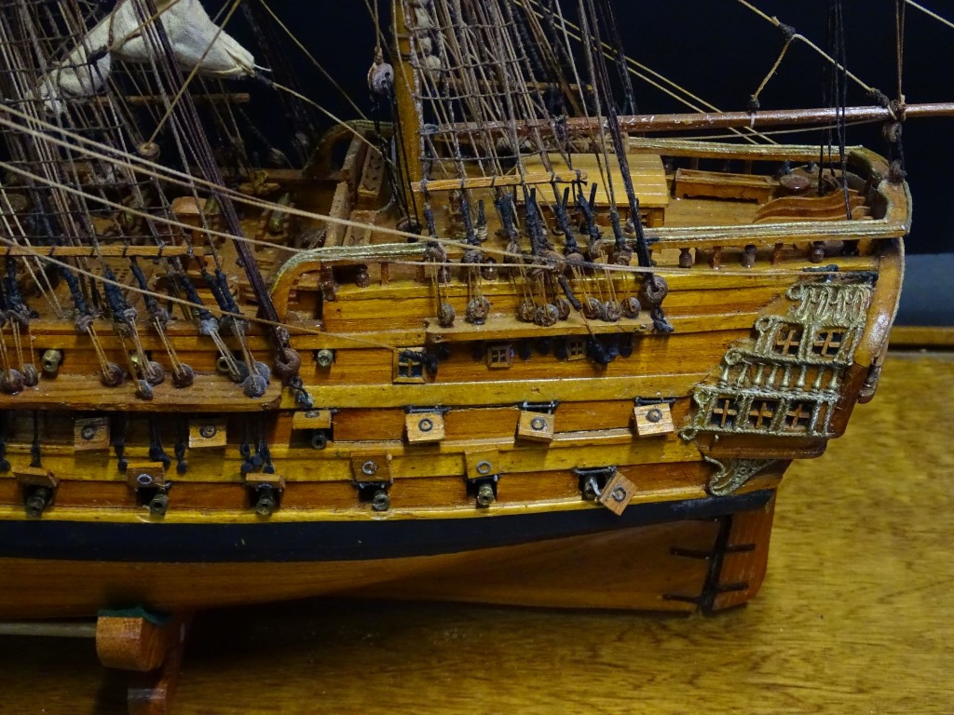 grosses Segelschiffmodell "Le superbe" in Glaskasten, feine Handarbeit, Kasten H-70,5 cm, 95x35,5 - Bild 4 aus 10