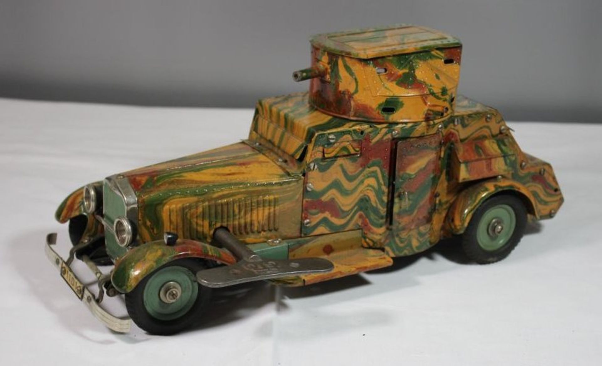 Märklin Baukastenauto mit seltener Panzerwagen-Karosserie, Blech mit sog. Mimikry-Lackierung,