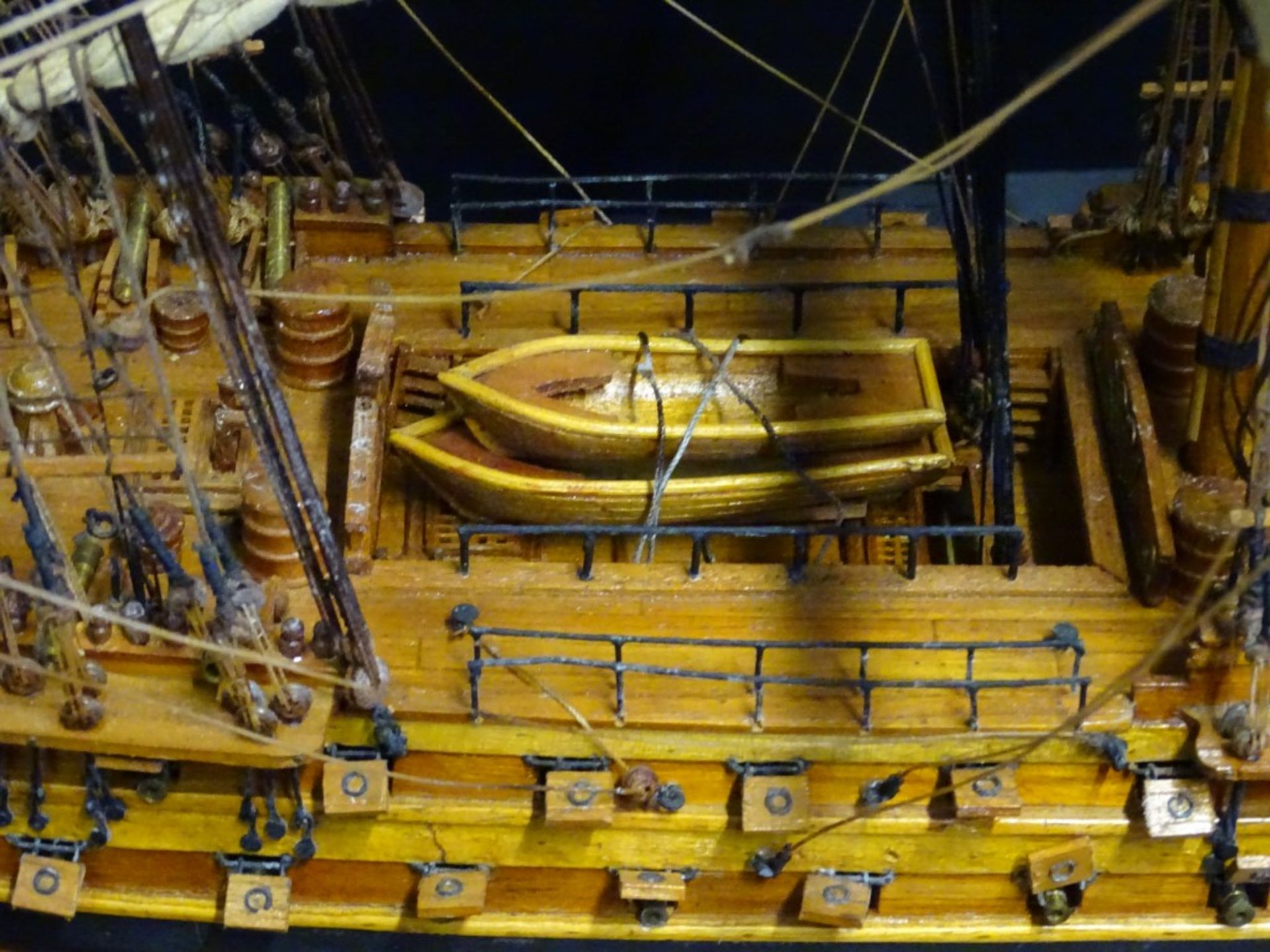 grosses Segelschiffmodell "Le superbe" in Glaskasten, feine Handarbeit, Kasten H-70,5 cm, 95x35,5 - Bild 5 aus 10
