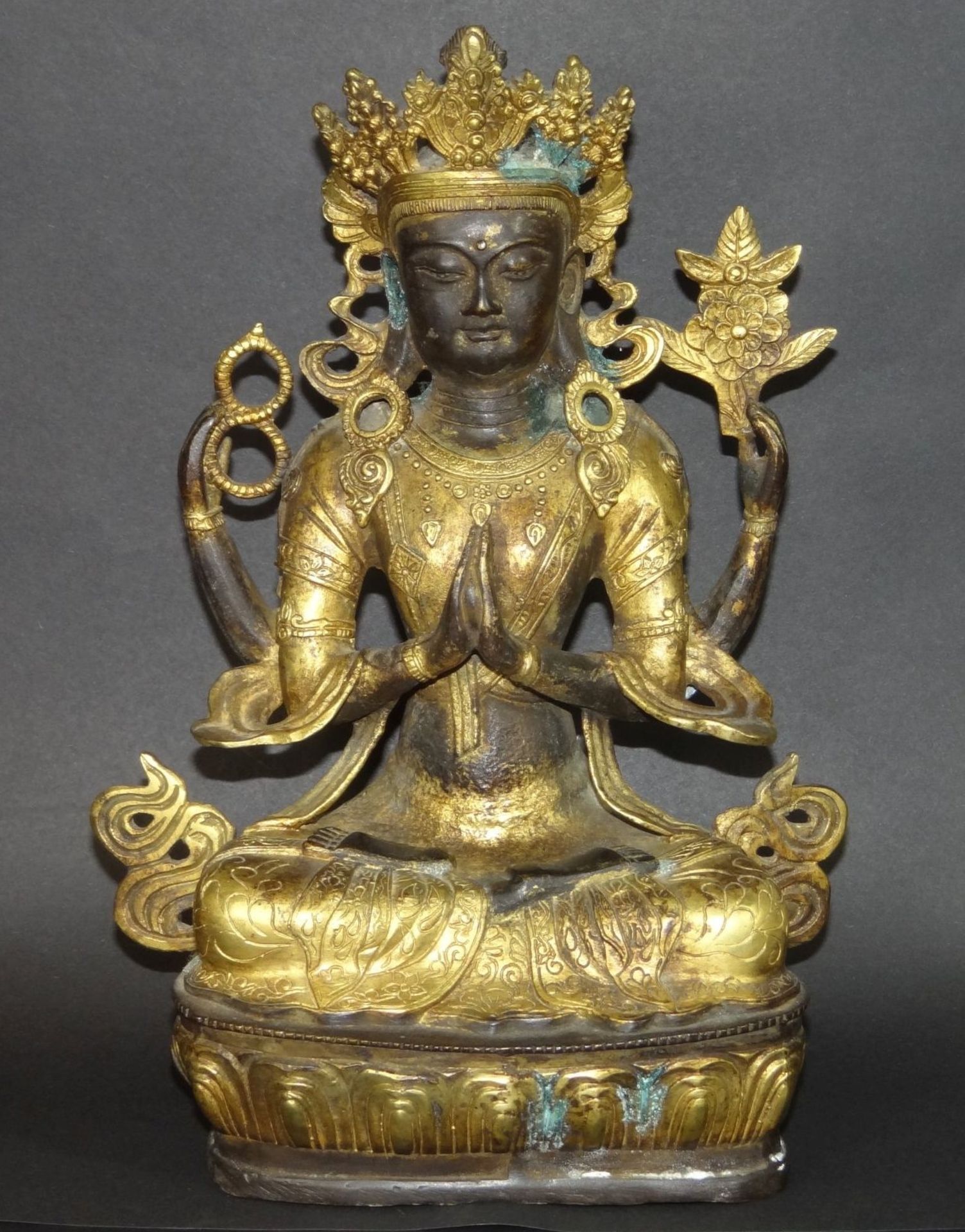 Thronende Hindu-Gottheit, Bronze vergoldet, patiniert, mit Grünspan, Alters-u. Gebrauchsspuren, wohl