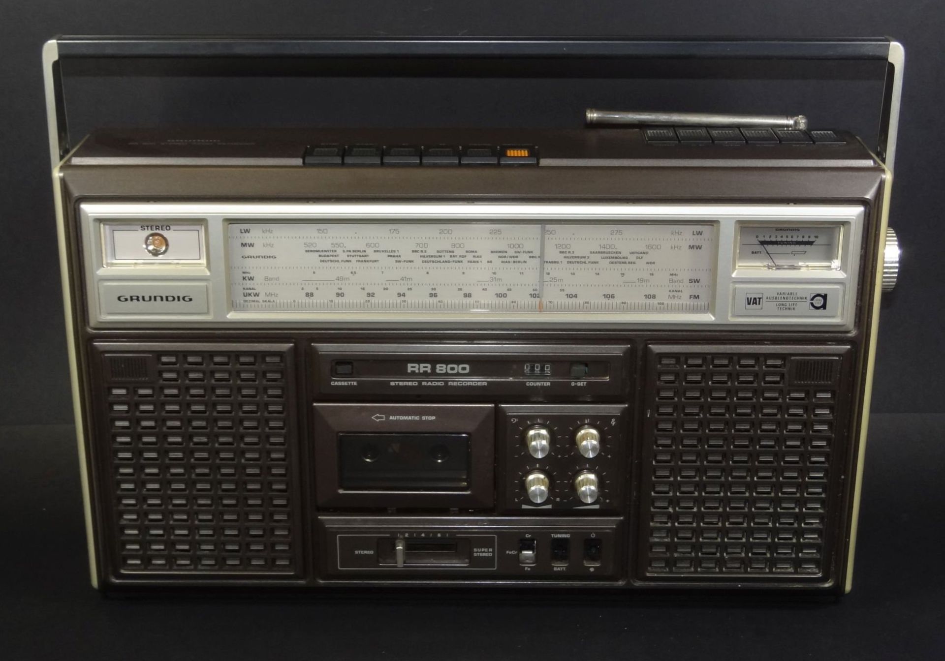 grosser Kassettenrekorder "Grundig RR 800", optisch gut erhalten, Funktion nicht geprüft,H-30 cm,