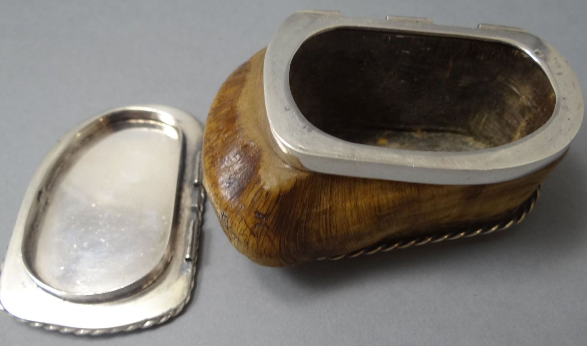 Springbock-Horndose mit massivem Silberdeckel und Boden, undeutliche Punze, H-4,2 cm, 7,5x5,5 cm - Bild 5 aus 6