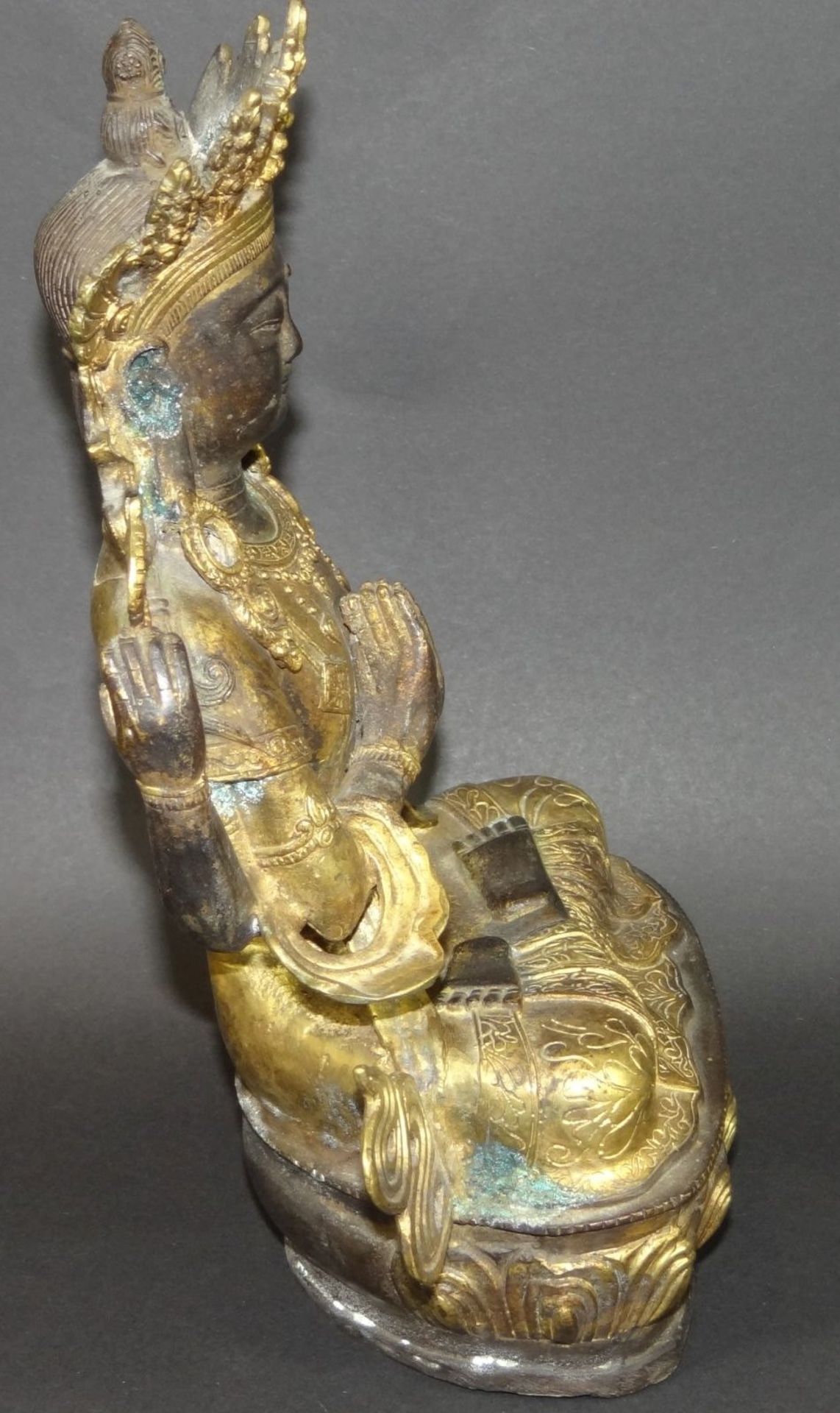 Thronende Hindu-Gottheit, Bronze vergoldet, patiniert, mit Grünspan, Alters-u. Gebrauchsspuren, wohl - Bild 5 aus 8