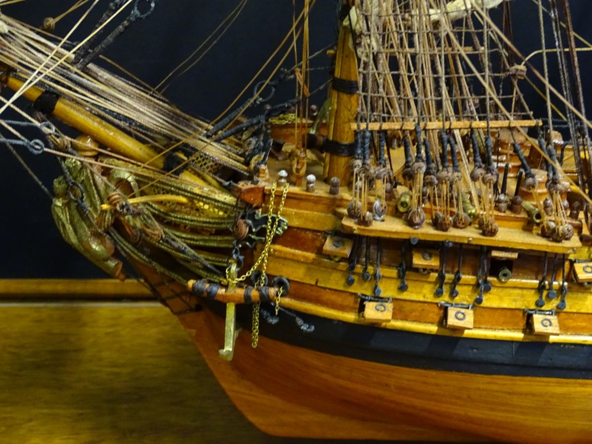 grosses Segelschiffmodell "Le superbe" in Glaskasten, feine Handarbeit, Kasten H-70,5 cm, 95x35,5 - Bild 6 aus 10