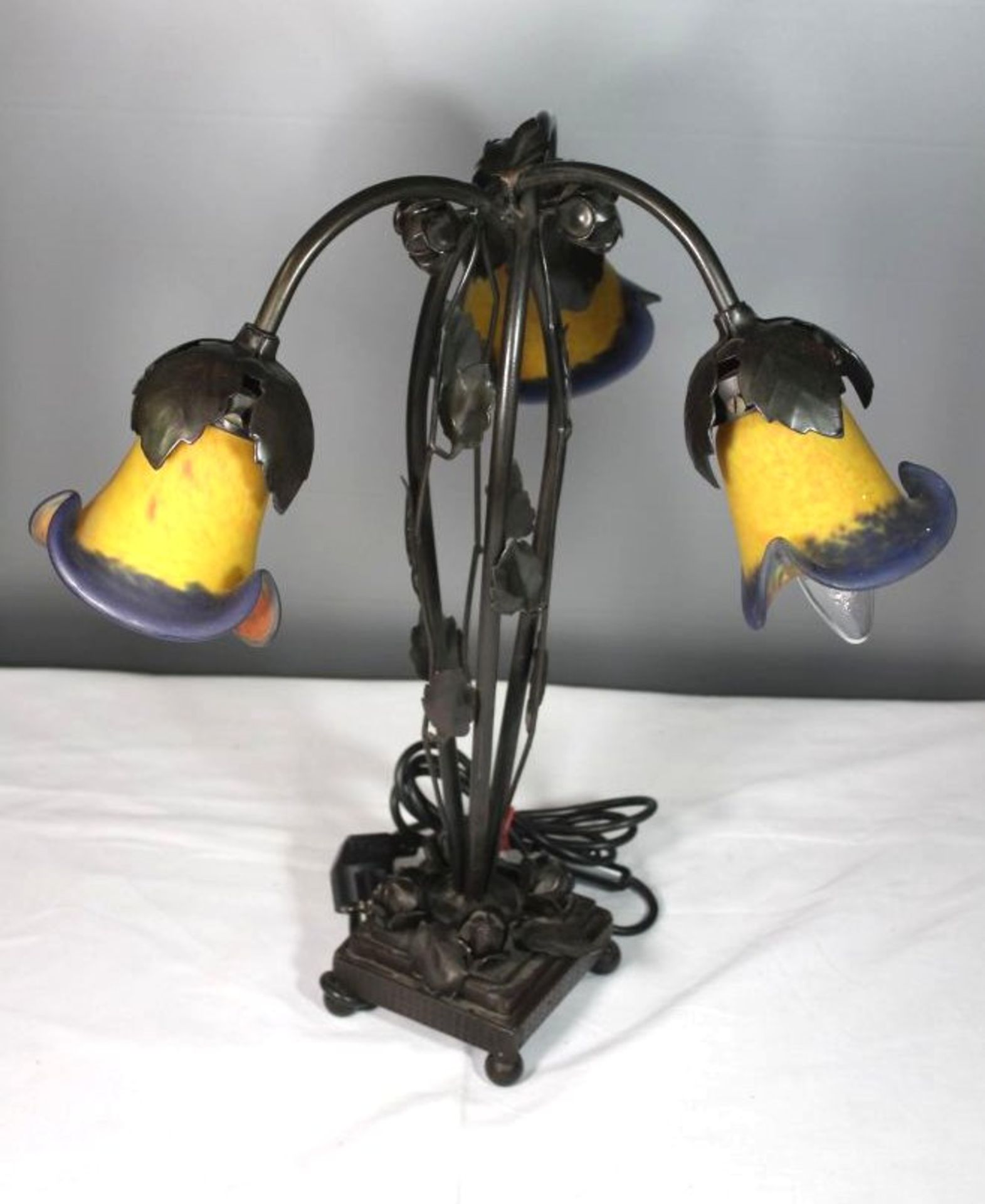 3flammige Tischlampe im Jugendstil, 20. Jhd., Kunstglasschirme, bronzierter Metallstand, H-47cm. - Bild 2 aus 5