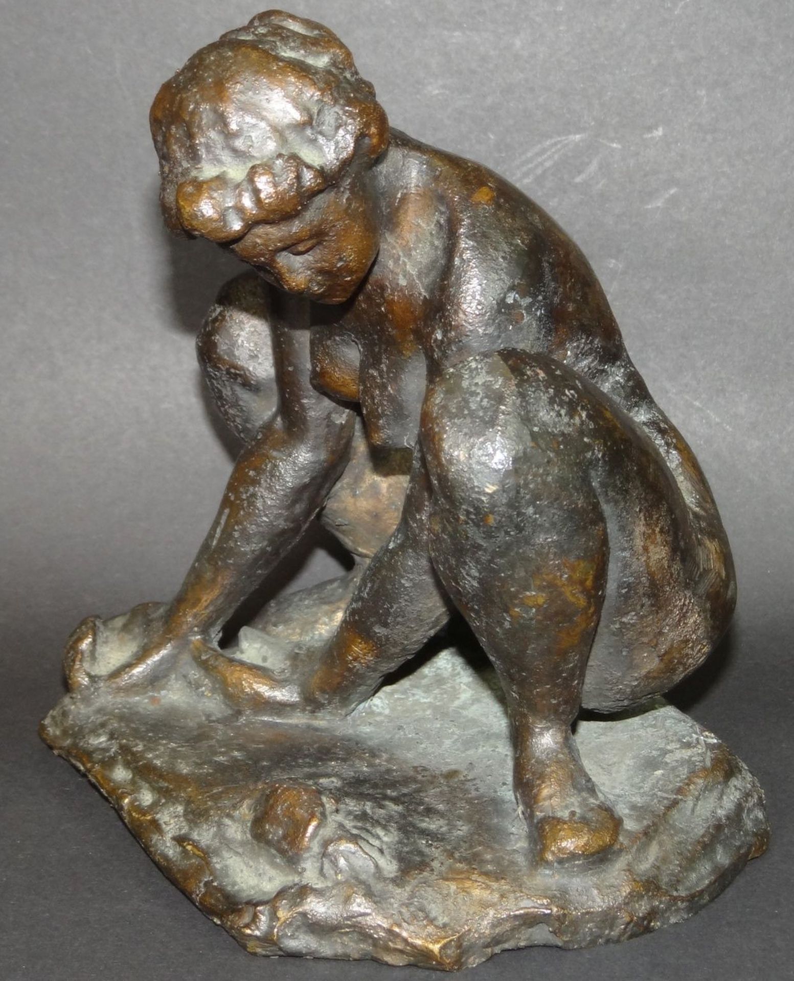 Aristide MAILLOL (1861-1944) La femme au crabe, ca. 1930, stark patinierte Vollbronze, H-16,5 cm, - Bild 2 aus 6