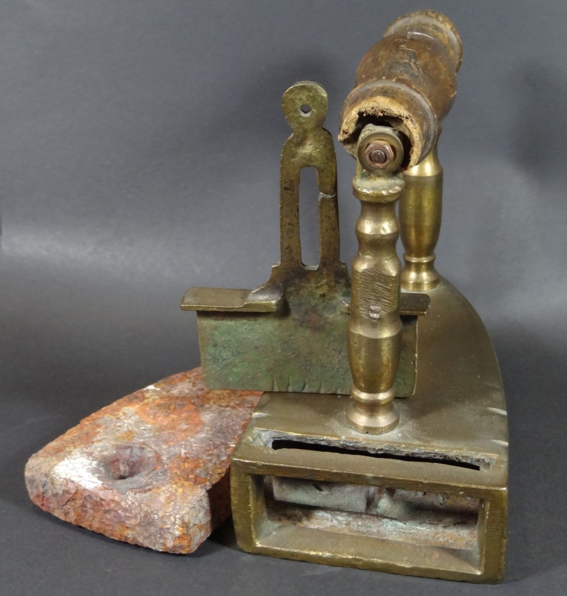 Bronze-Bügeleisen mit Holzgriff und Kern, 19.Jhd., Alters-u. Gebrauchsspuren, H-16 cm, L-17 c - Bild 5 aus 6