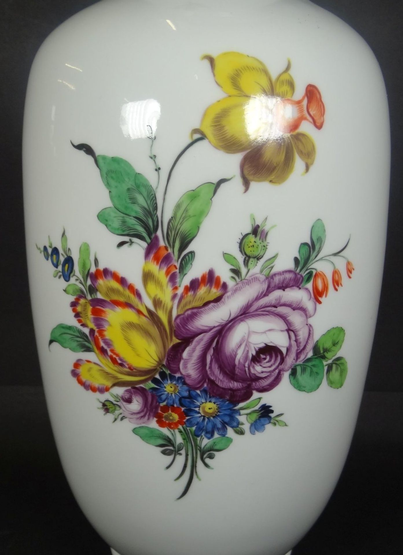 hohe Vase, Nymphenburg und "Vereinigte Werkstätten Bremen", Blumenmalerei, Standring bestossen, H-40 - Bild 2 aus 8