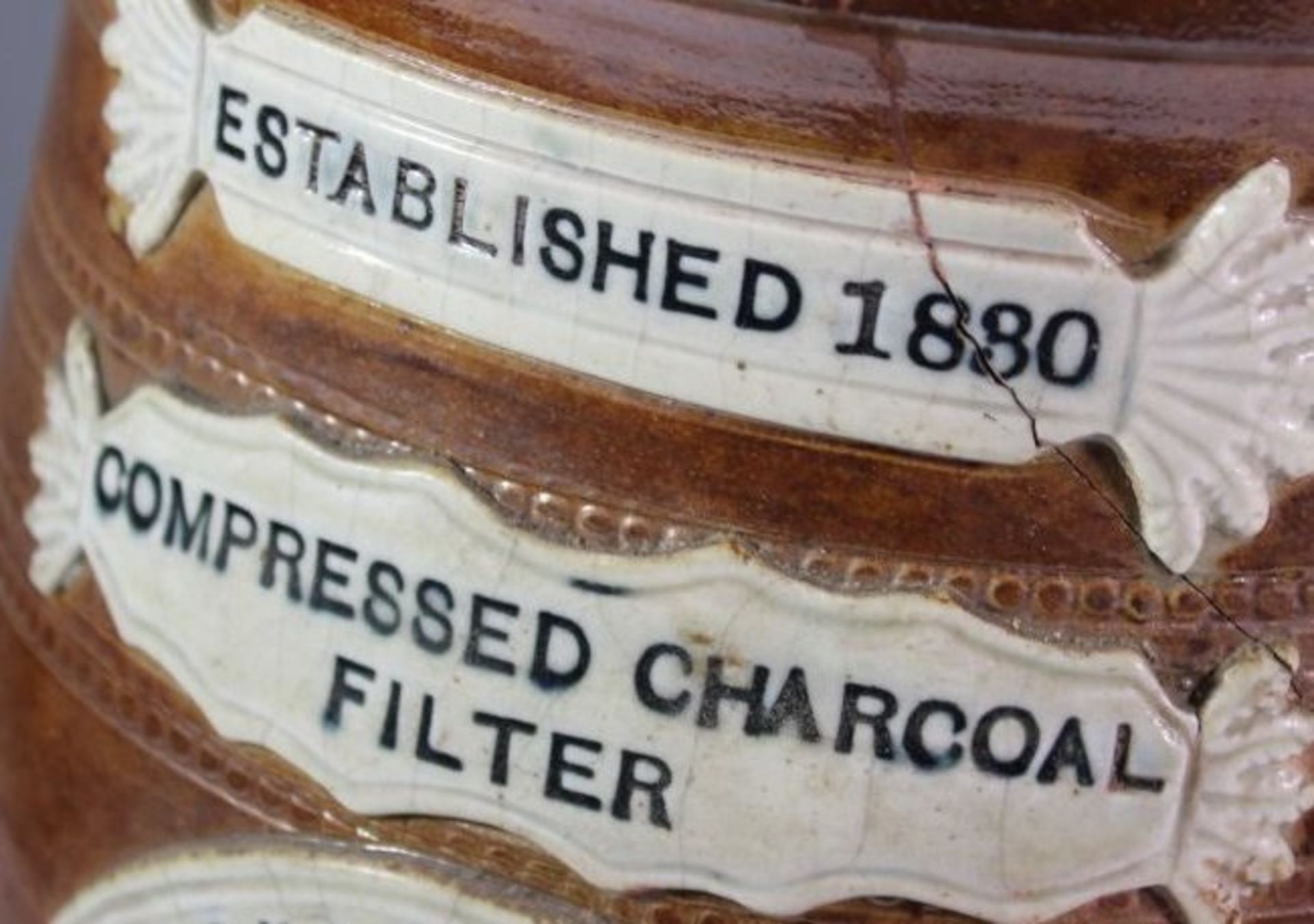 antiker Filter " compressed charcoal filter by Slack & Brownlow, Manchester", 19. Jhd., 1x gerissen, - Bild 3 aus 4