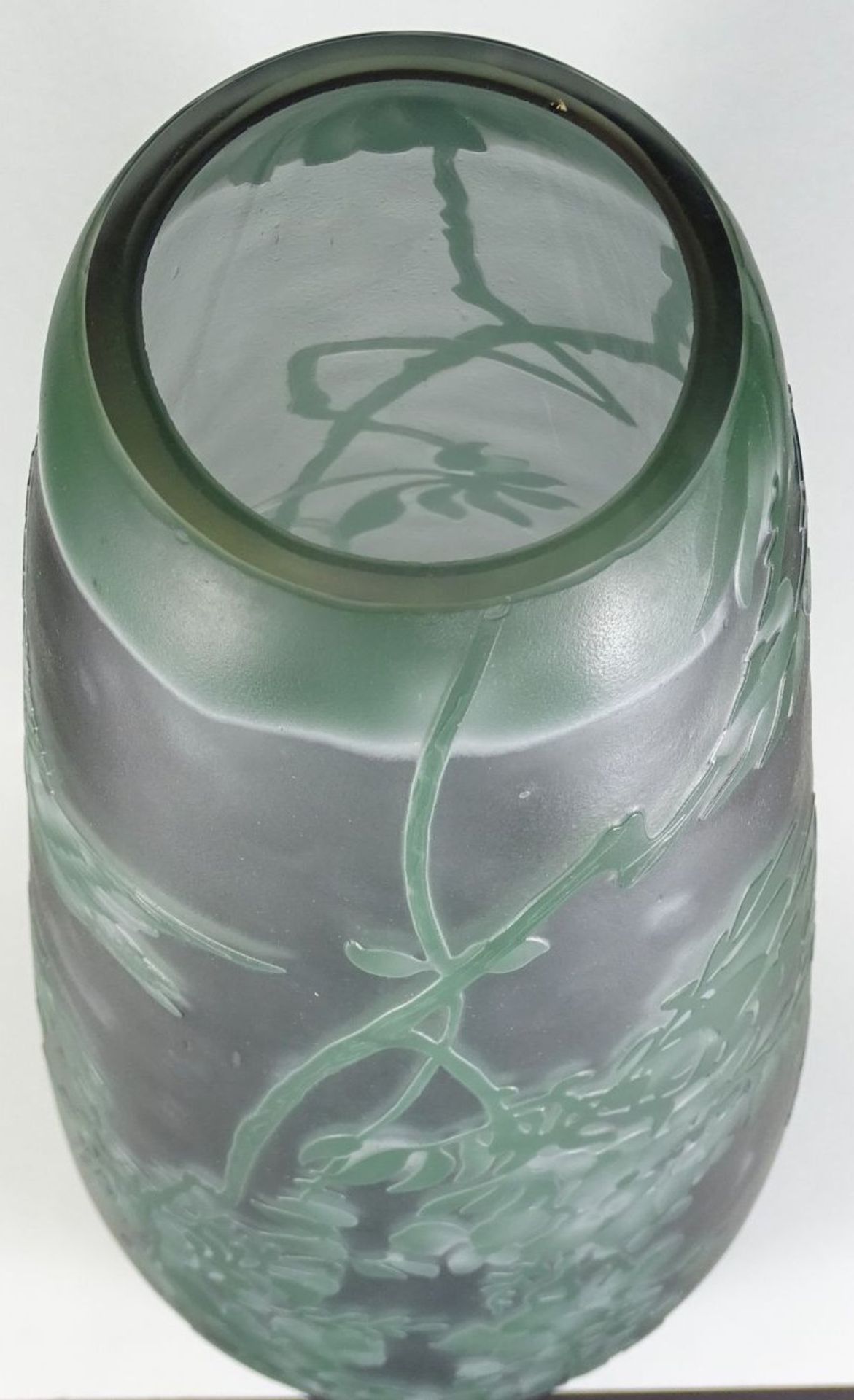 hohe Vase Type Gallè gemarkt in Boden und seitlich signiert, , Zweige und Vogel, überfangen und - Bild 3 aus 9